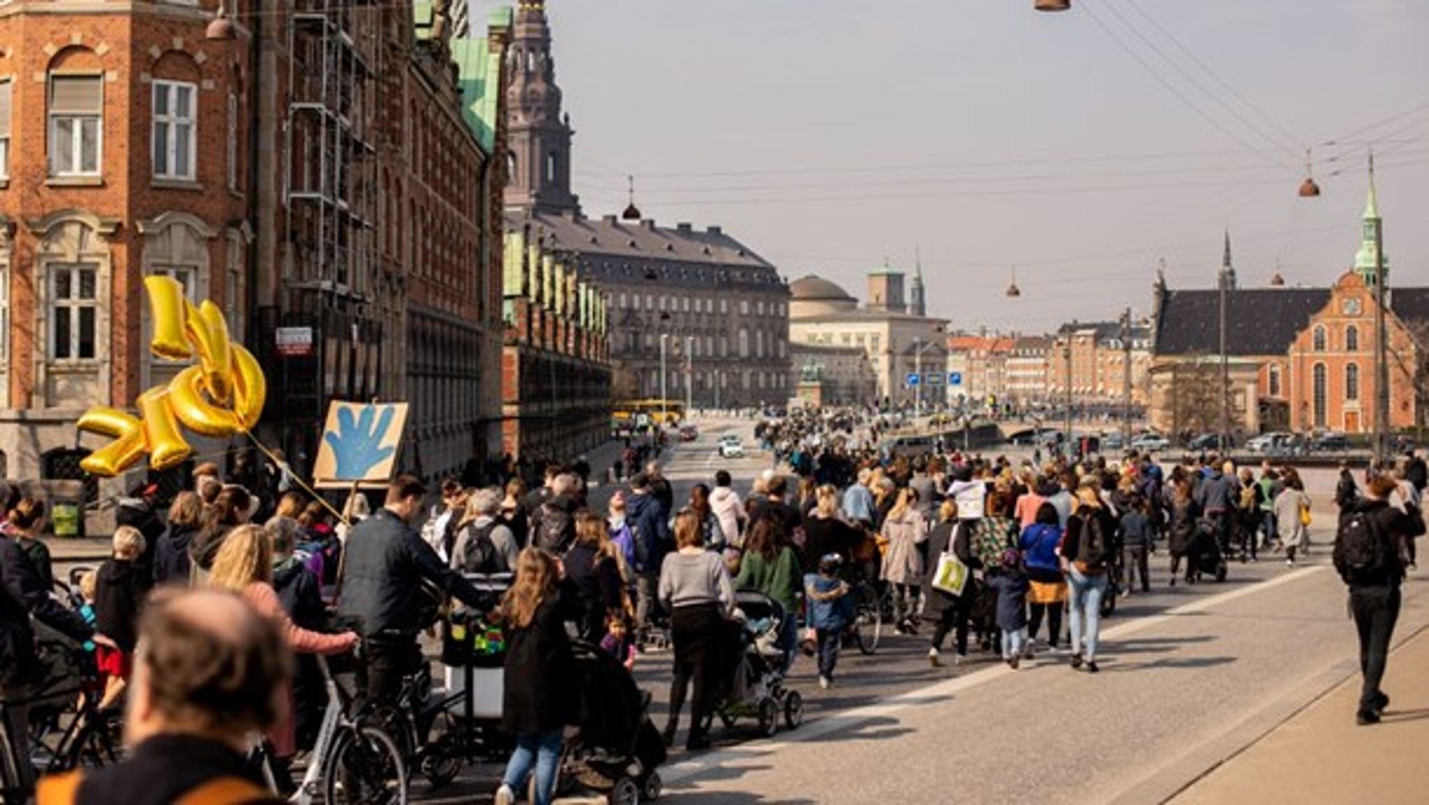 Lørdag 6. april i år gik forældre på gaden i forbindelse med 57 demonstrationer landet over. <br>I dag demonstrerer de igen.&nbsp;