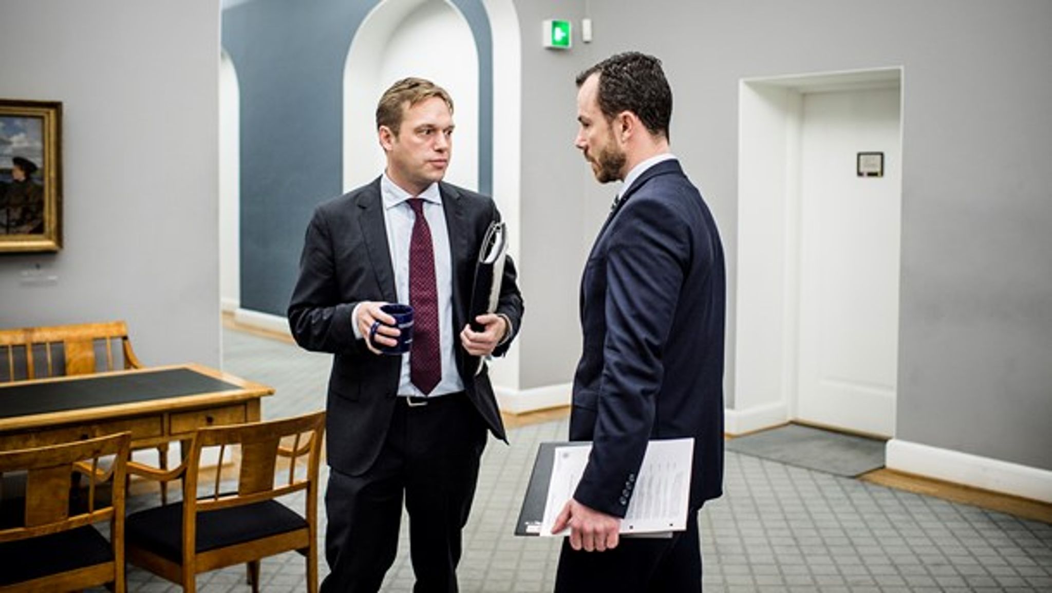 Marcus Knuth og Jakob Ellemann-Jensen i samtale, mens alt endnu åndende fred og idyl mellem dem. Nu er venskab blevet til ufred, men selvom Ellemann lider en tort med Knuths farvel, er det spørgsmålet, om det på længere sigt ikke er til hans fordel.