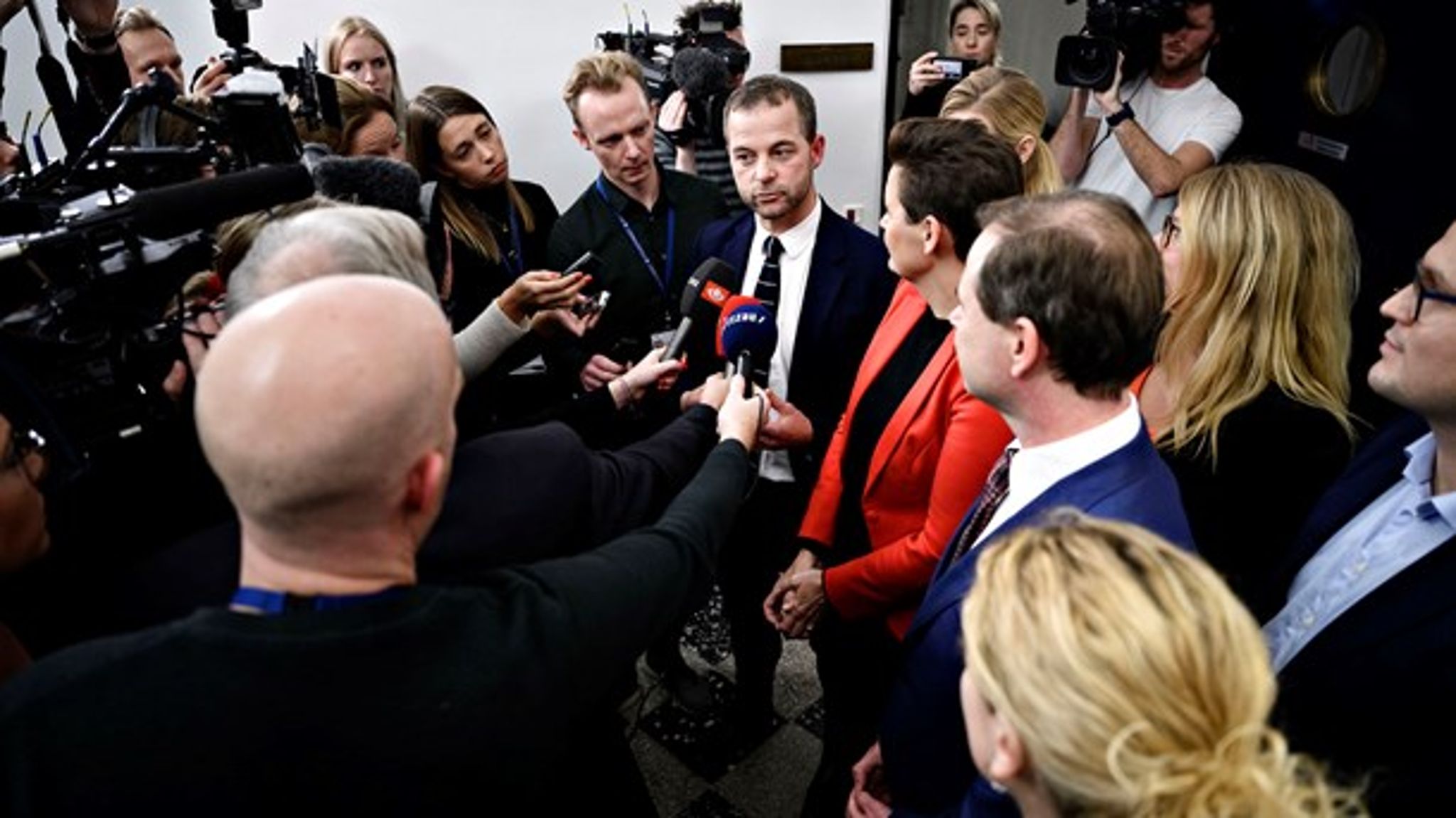 Det er interessant, at venstrefløjspartierne agerer som socialdemokraternes hjælperyttere, når de radikale forsøger at tilkæmpe sig indrømmelser i udlændingepolitikken, skriver Jarl Cordua.
