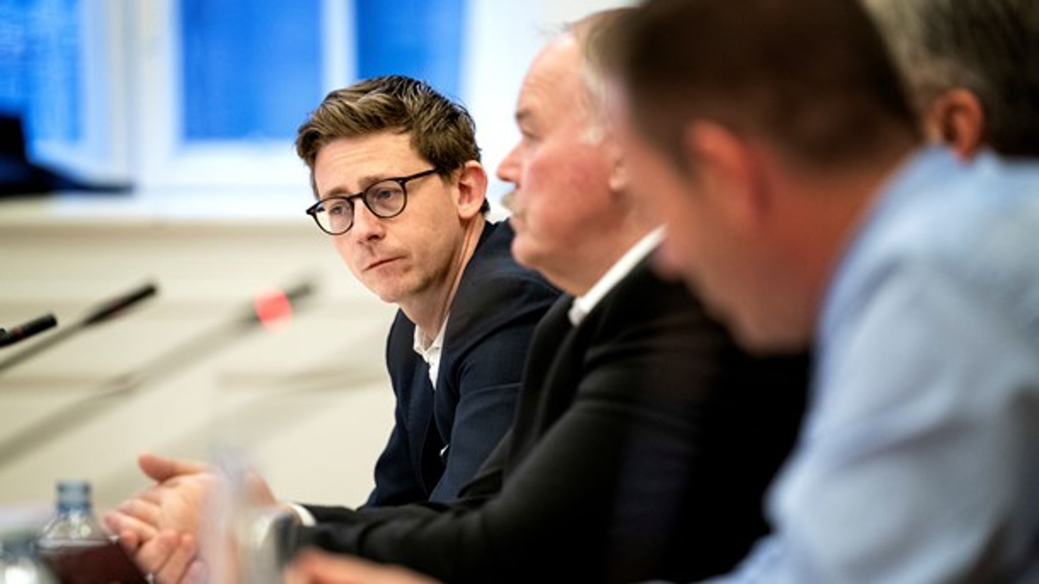 Tidligere skatteminister Karsten Lauritzen (V) opfordrer&nbsp;forsvarsminister Trine Bramsen (S)&nbsp;til at involvere regeringsledelsen i sit oprydningsarbejde efter skandalen i Forsvaret.&nbsp;