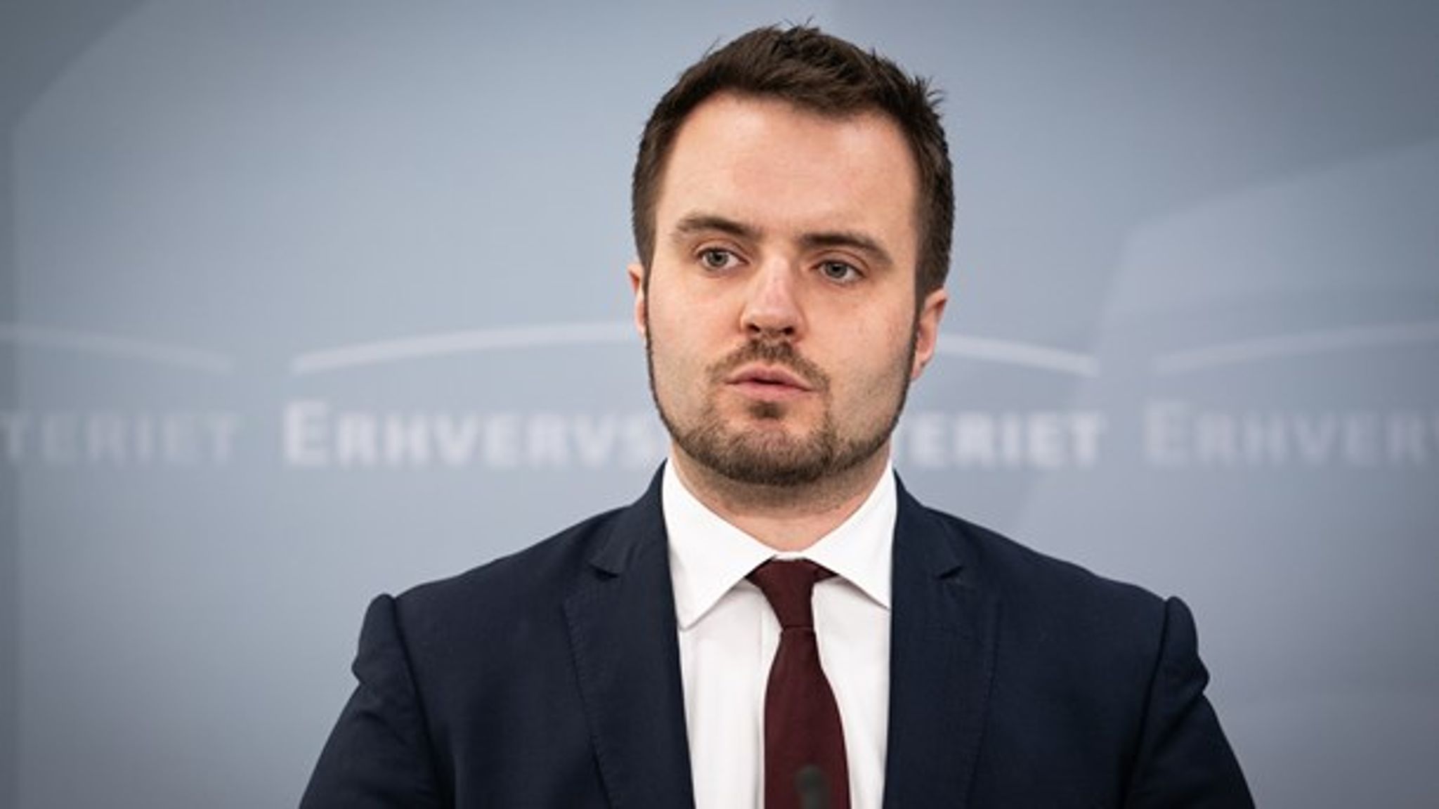 Få dage inden jul lykkedes det erhvervsminister Simon Kollerup (S) at indgå en bred aftale, der skal tage et opgør med de omstridte kviklån. En del af aftalen handler om at sikre bedre undervisning i privatøkonomi.
