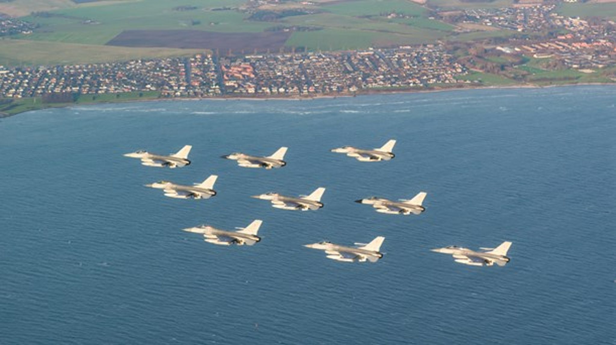 Forsvaret fejrede F-16-flyets 40-års jubilæum med en større formationsflyvning over Danmark fredag 17. januar.