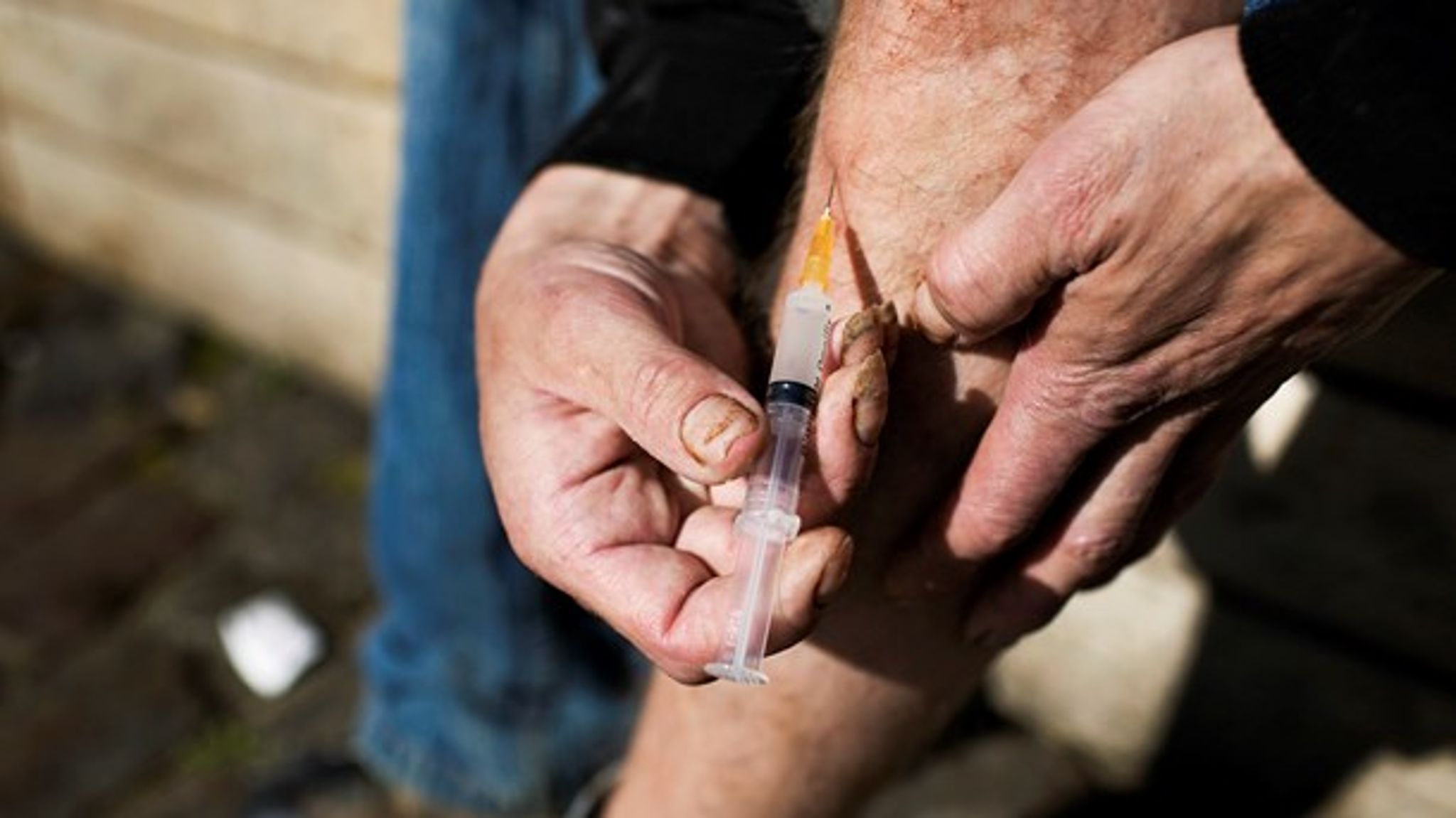 To forskere vil gerne opsøge og behandle smittede med hepatitis C, men dataloven står i vejen. Blandt de cirka 7.500 smittede i Danmark&nbsp;er mange stofbrugere eller tidligere stofbrugere.