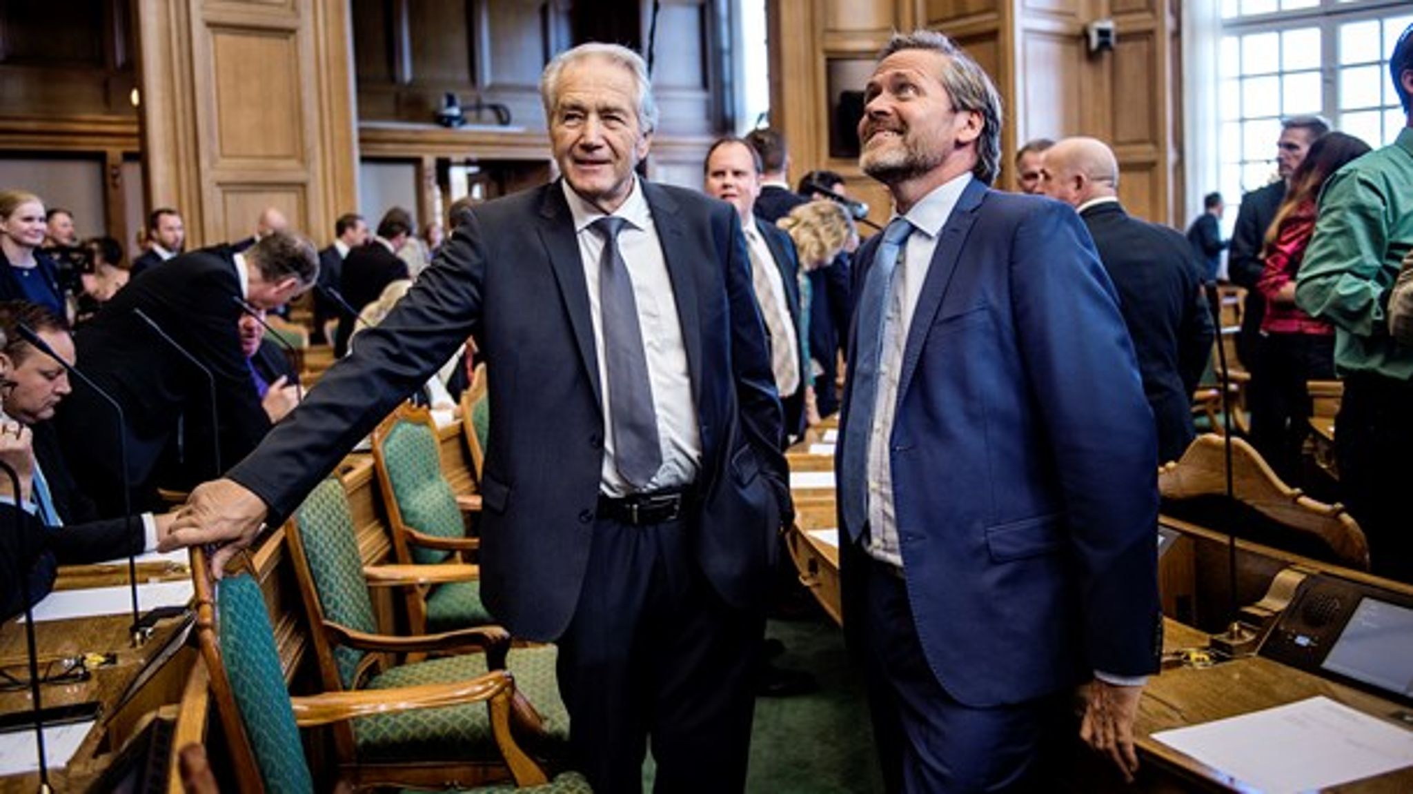 Modne mænd som Anders Samuelsen og Leif Mikkelsen forsikrede hinanden om LA's levedygtighed og svor evigt troskab. Leif Mikkelsen, der blev en klippe, har nu trukket sig højlydt og brat.