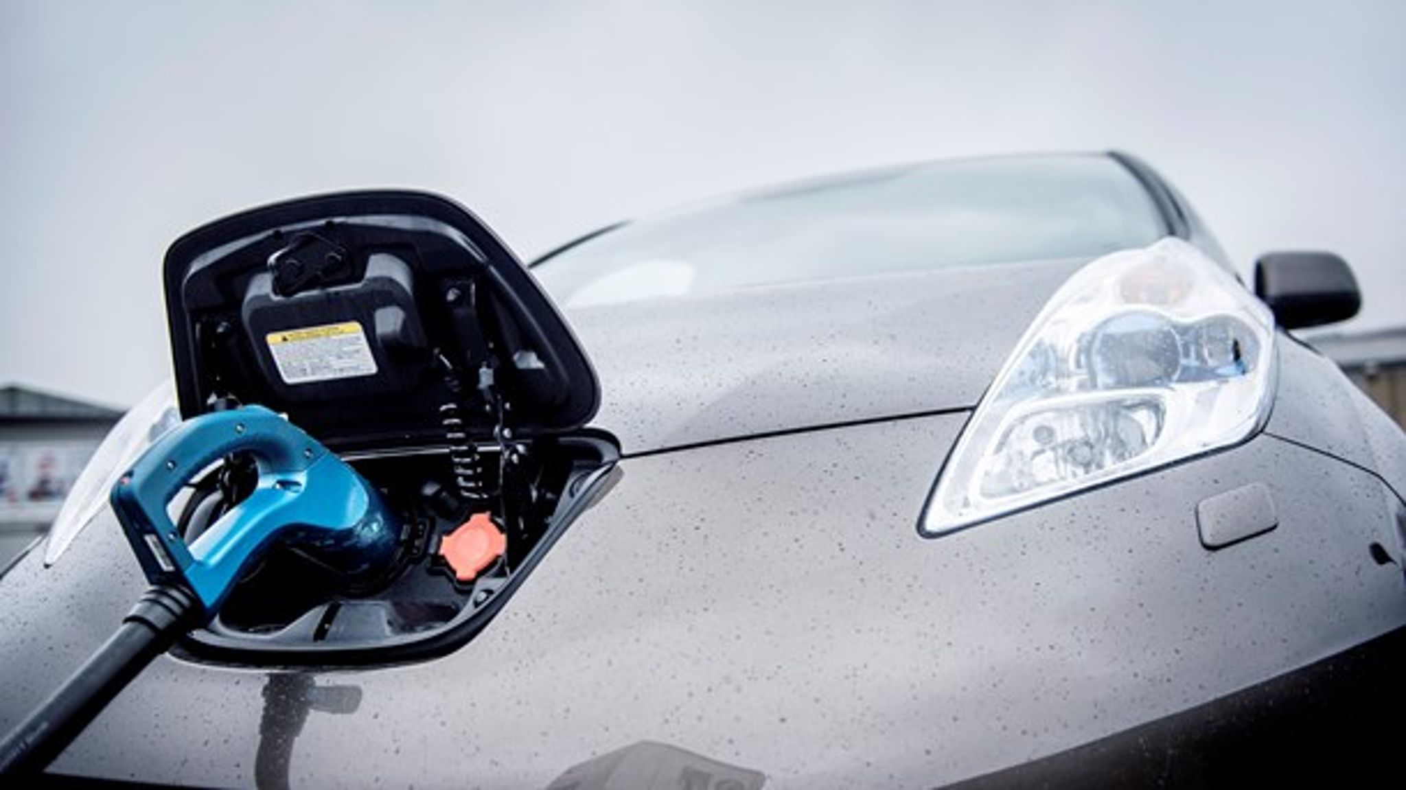 Det er en stor politisk fejltagelse alene at fokusere på elbiler som løsningen på hele transportsektorens klimaudfordringer, skriver brancheorganisationer.