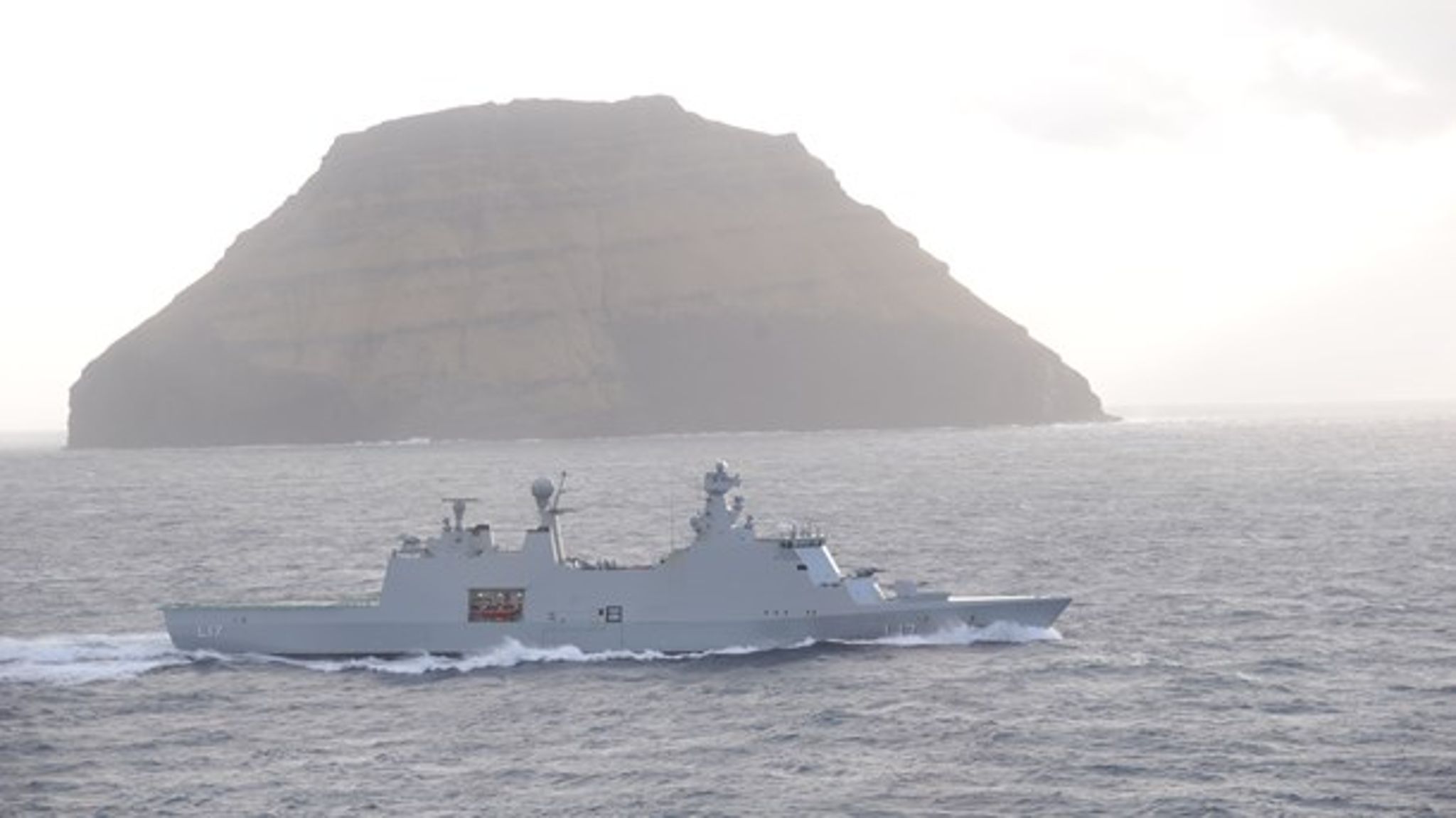 Støtteskibet Esbern Snare og søsterskibet Absalon skal efter planen udrustes med slæbesonar og omklassificeres til at være fregatter.&nbsp;