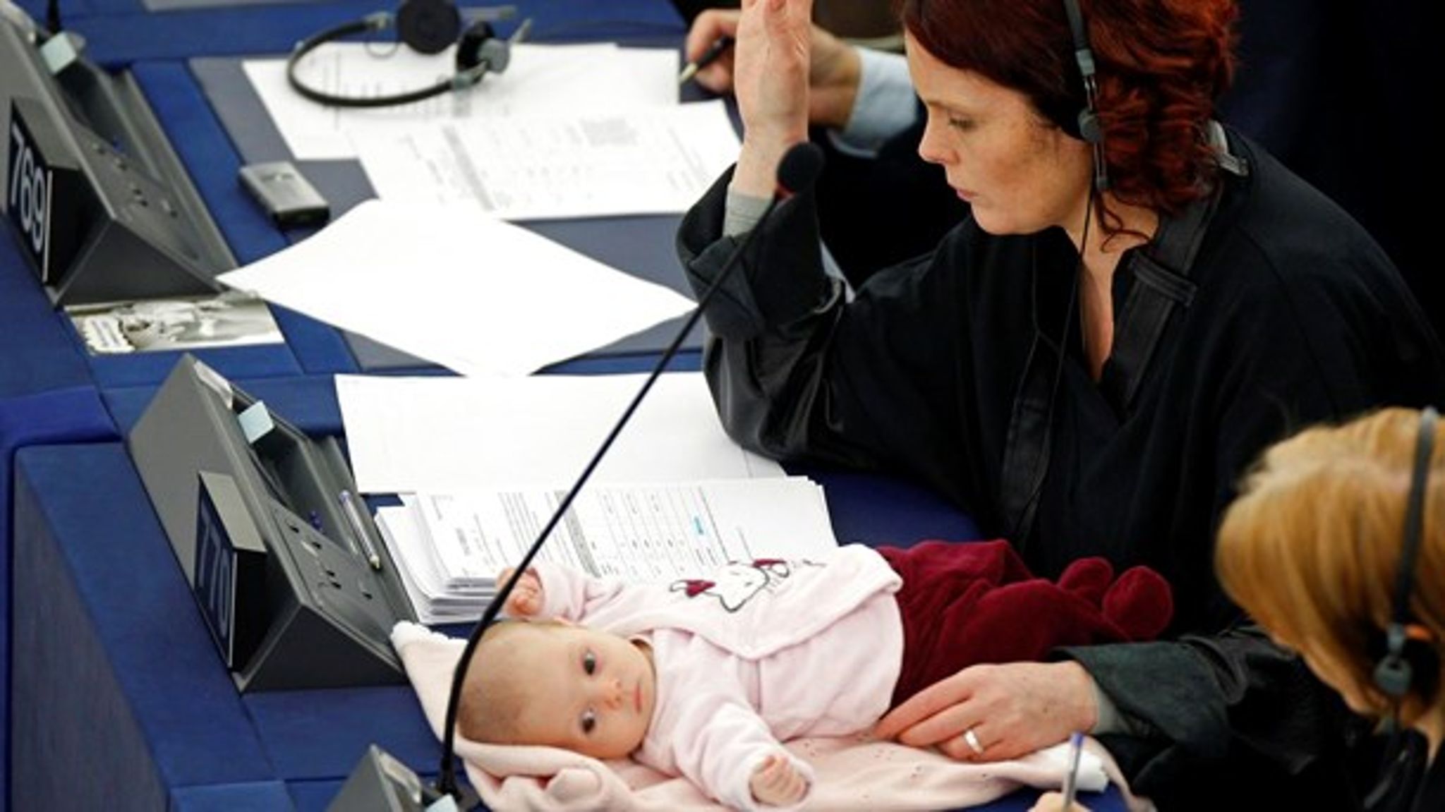 Det skabte sensation, da Junibevægelsens Hanne Dahl i 2009 havde sin datter med til afstemning i EU-Parlamentet. Men det er stadig i dag ikke muligt for parlamentarikerne at tage barsel.