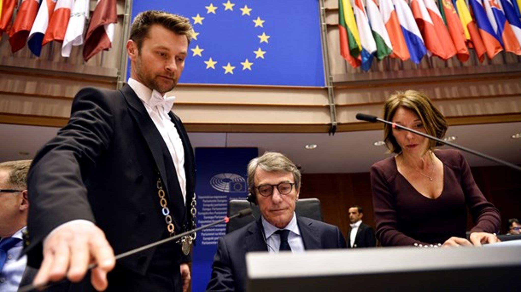Europa-Parlamentet har aflyst næste uges samling, og dets formand, David Sassoli (i midten) er gået i hjemmekarantæne på grund af frygt for coronavirussen.