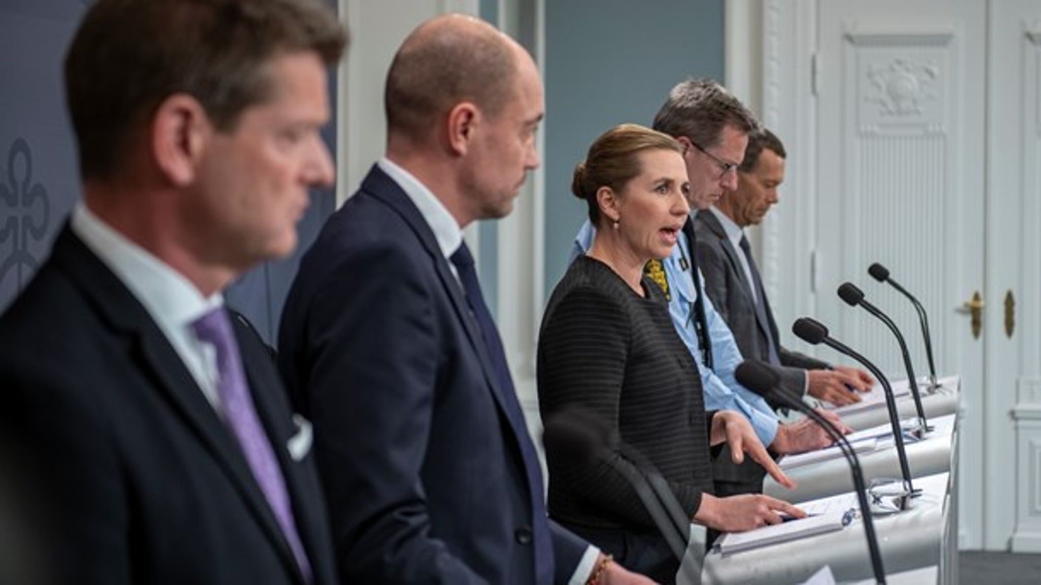 Opbakningen til staten afhænger af, om den lykkes med at berolige befolkningen, når folkesundheden som nu&nbsp;er truet. Statsministeren følger tæt råd fra sin øverste embedsmand på området, Sundhedsstyrelsens direktør til venstre.