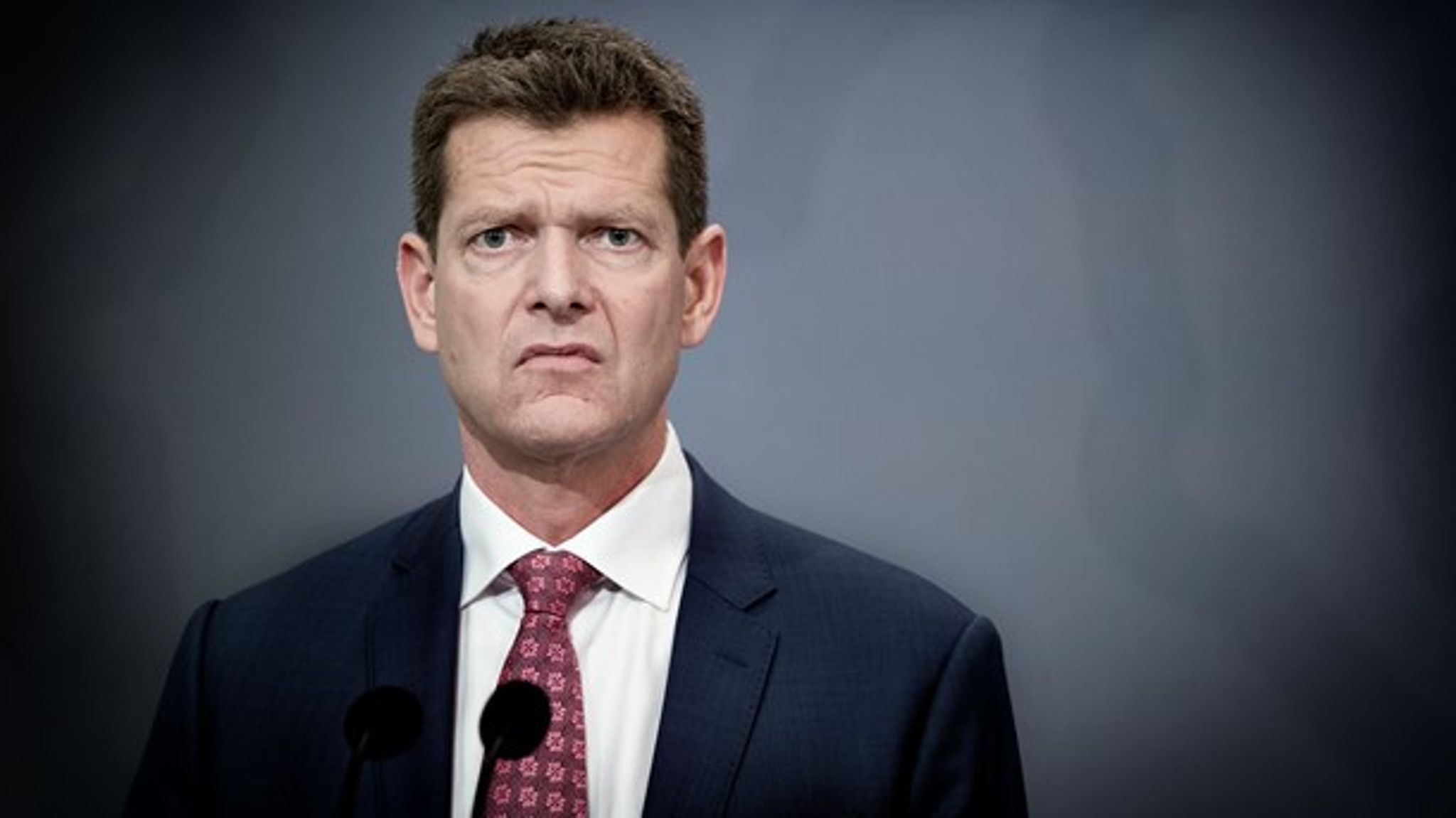 Søren Brostrøm var i
forvejen en helt hos mange sundhedsprofessionelle inden coronapandemien. Men
der er også folk, der ser ham som arrogant og argumentresistent.&nbsp;
