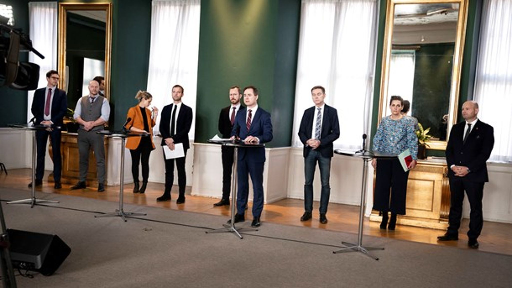 Samtlige Folketingets partier er med i aftalen om mere støtte til erhvervslivet under coronakrisen. Finansminister Nicolai Wammen (S) og partilederne holdt god afstand til hinanden under pressemødet torsdag, hvor aftalen blev præsenteret.