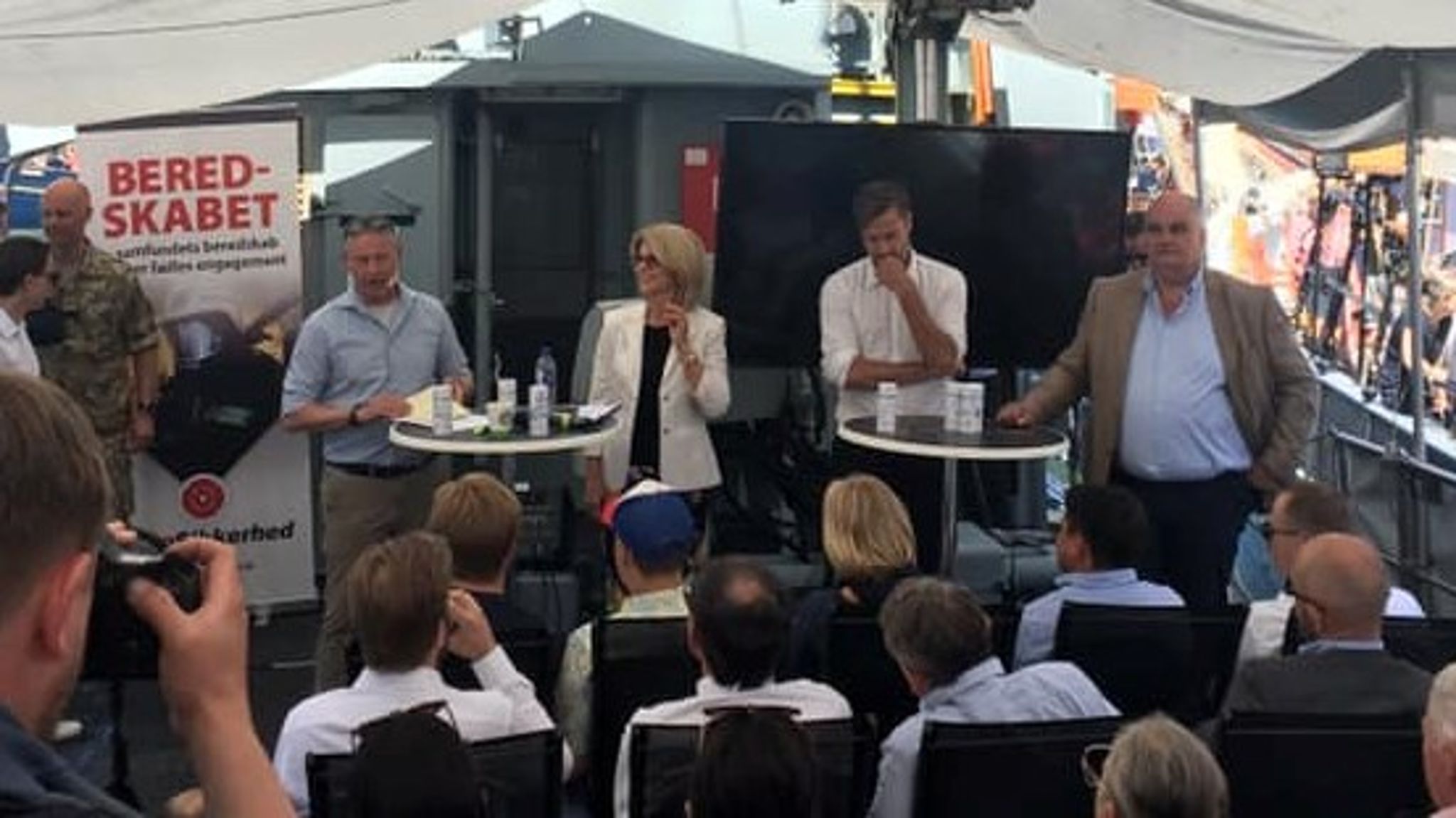 Peter M. Andersen (t.v.) sammen med blandt andre USA's ambassadør til Danmark, Carla Sands, ved en debat på Folkemødet 2018.