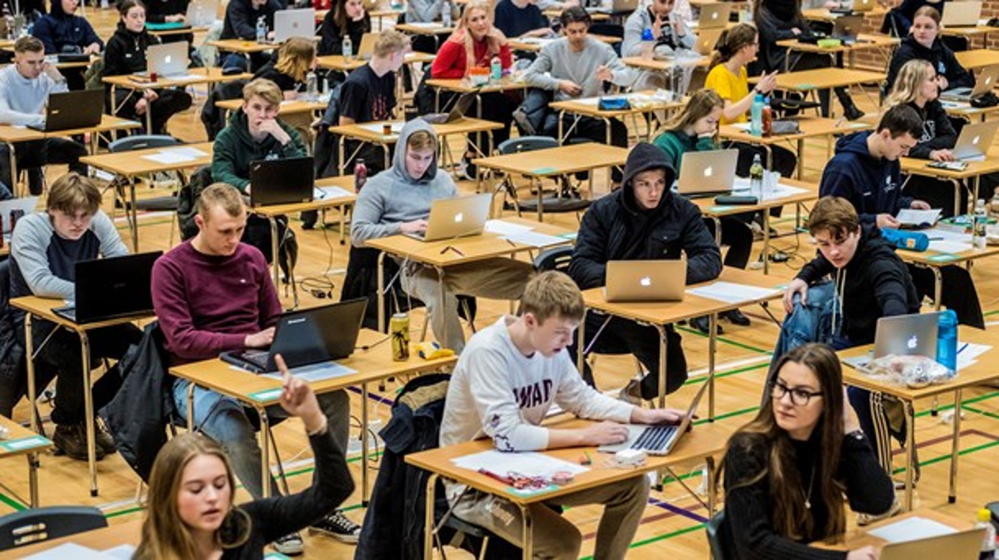 Mange elever på landets ungdomsuddannelser er usikre på, hvad der skal ske med deres eksaminer.