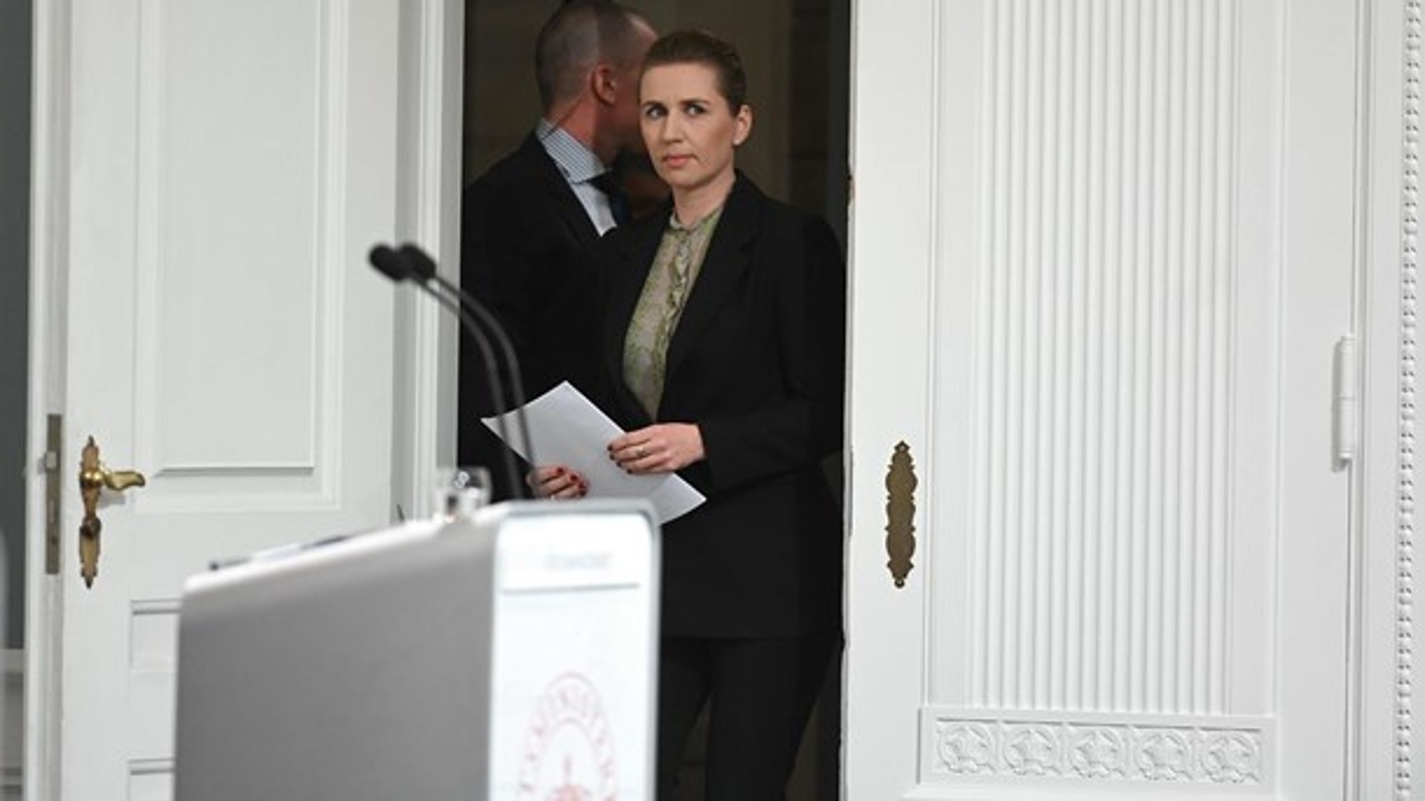 Statsminister Mette Frederiksen slog til pressemødet fast, at strategien er at sikre, at covid-19 ikke breder sig så hurtigt, at sundhedsvæsnet bryder sammen.&nbsp;