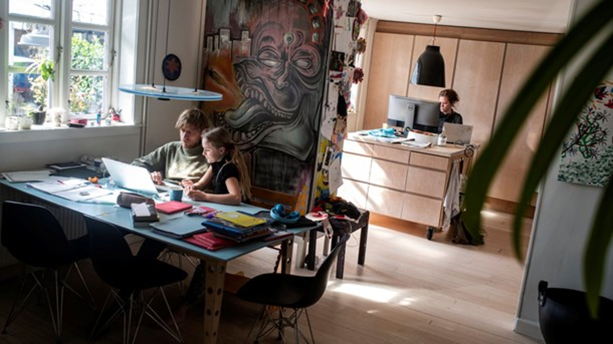 Der er børn, hunde og strikketøj med til de møder, jeg har været en del af, på det seneste, skriver Caroline Howard Grøn.