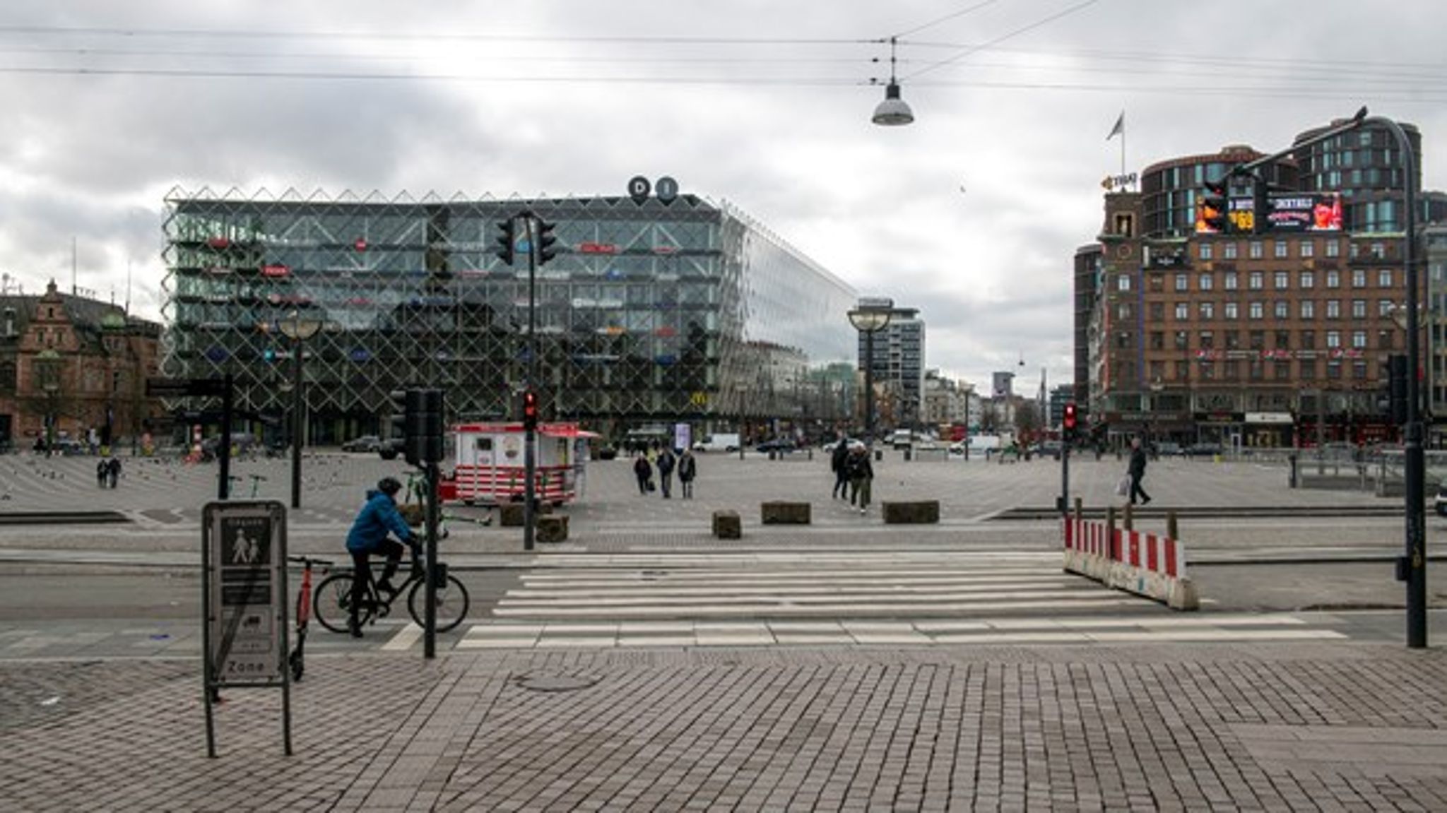 Forbuddet mod at forsamles mere end ti mennesker på en gang bliver forlænget til 11. maj. <br>