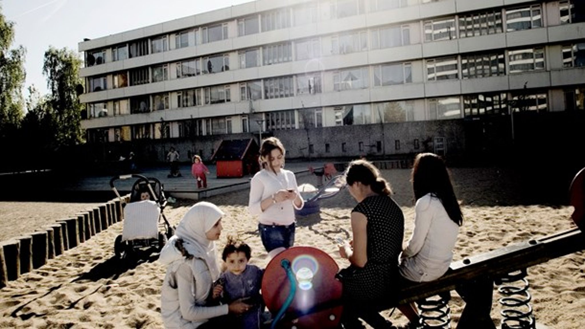 Noget tyder på, at der er en overrepræsentation af covid-19-smittede blandt socialt udsatte på globalt plan, skriver&nbsp;Halima El Abassi og Knud Aarup.
