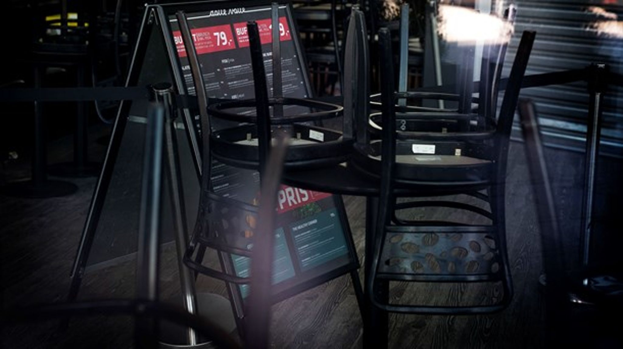 Sæt momsen ned de næste par år for at hjælpe restauranter og hoteller ud af krisen, lyder det fra Horesta og Landbrug & Fødevarer.