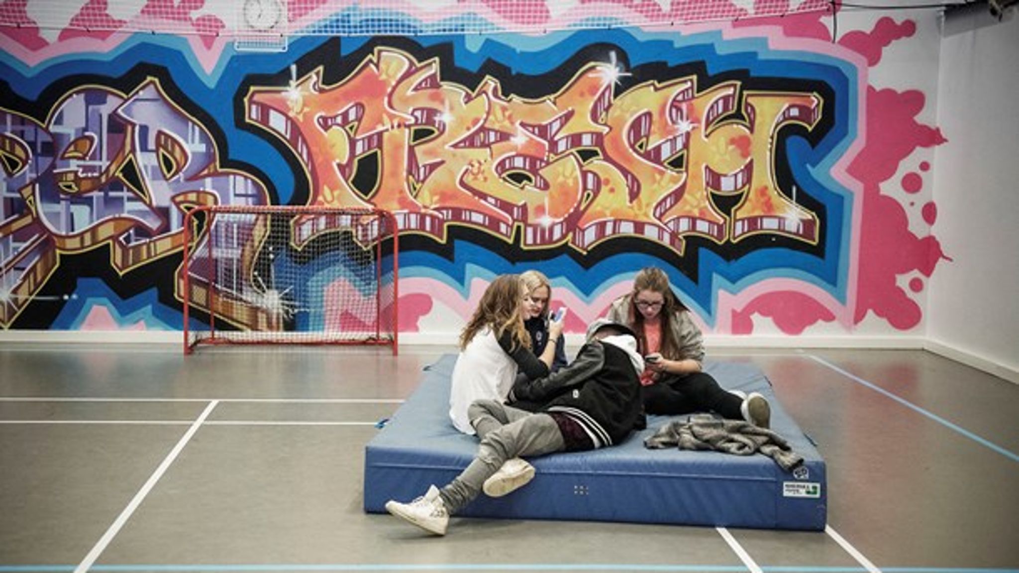 For en del unge i udsatte positioner er det hårdt at skulle undvære vennerne, fritids- og ungdomspædagoger i klubben og lærere i skolen, skriver Jesper Larsen.