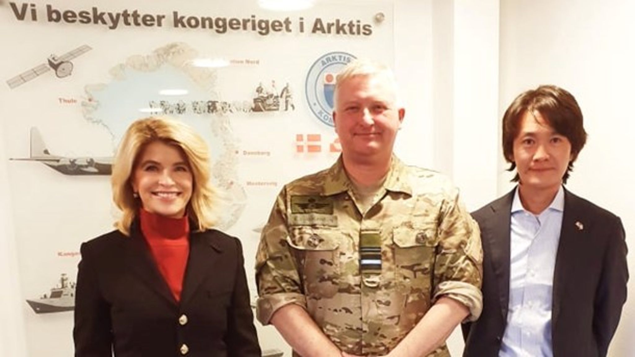 USA's ambassadør til Danmark, Carla Sands (t.v.) sammen med chefen for Arktisk Kommando, generalmajor Kim Jesper Jørgensen (i midten) og USA's særlige udsending til Grønland og kommende konsul, Sung Choi (t.h.) i Arktisk Kommandos hovedkvarter.&nbsp;