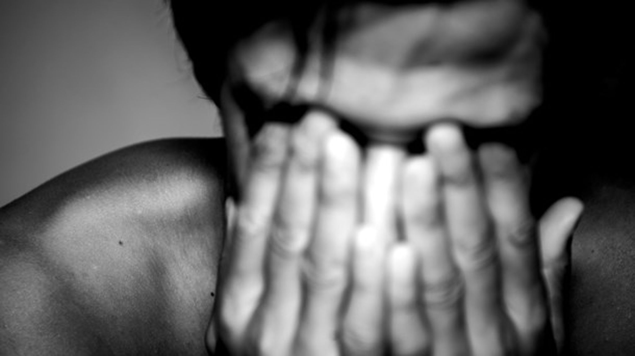 Børnepsykiatere frygter, at flere udsatte unge, som allerede viser symptomer på en psykisk lidelse, risikerer, at deres sygdomstilstand bliver forværret, da de har svært ved at få hjælp i øjeblikket.