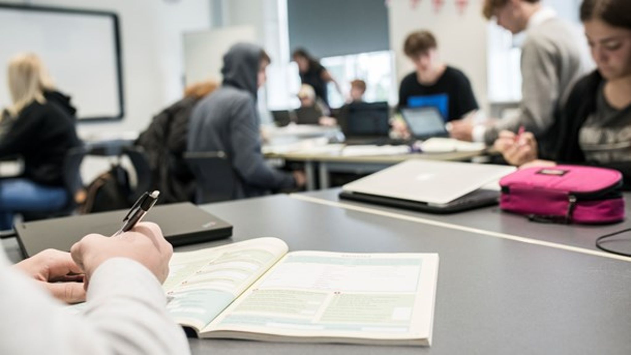 Vi skal lære børn, unge og os selv at begå sig i både den fysiske og digitale udgave af verden, skriver Stine Liv Johansen og Peter Bendix og Rasmus Anker Rysgaard.