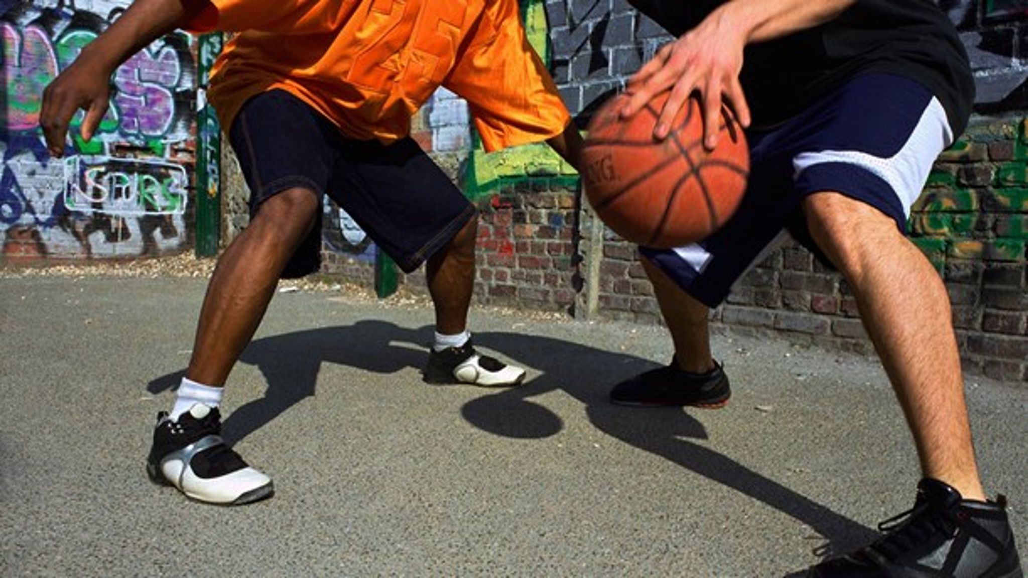 Normale indendørs idrætsgrene som basket, volley og håndbold har brug for nye retningslinjer til at finde fodfæste på udendørsarealer, mener Cecilia Lonning-Skovgaard & Flemming Steen Munch.