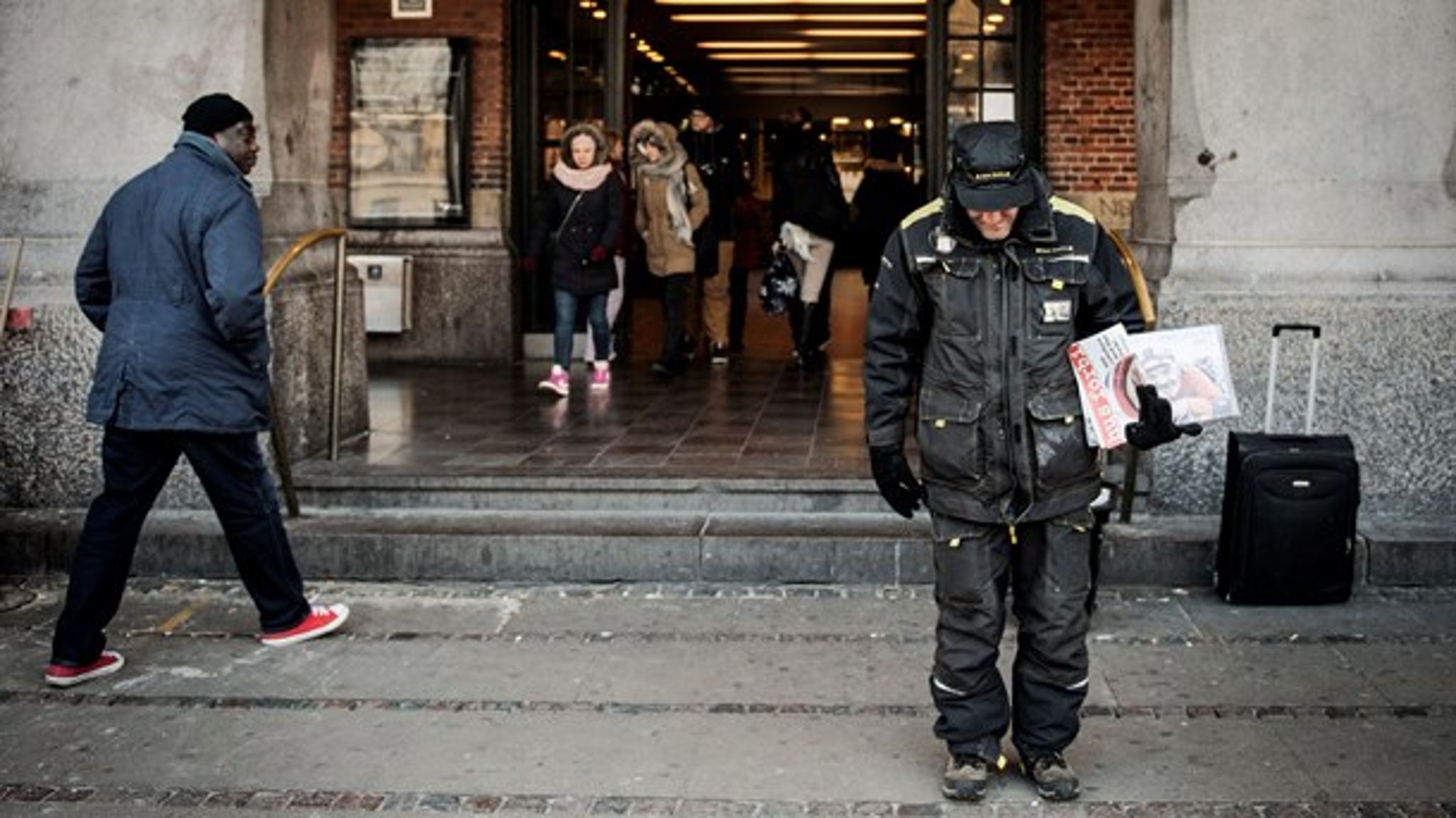 Hvis man lever på gaden eller i skoven, er det et stort problem med noget så simpelt som at få strøm til at holde liv i den nu så livsvigtige telefon, skriver Kirkens Korshærs chef. 