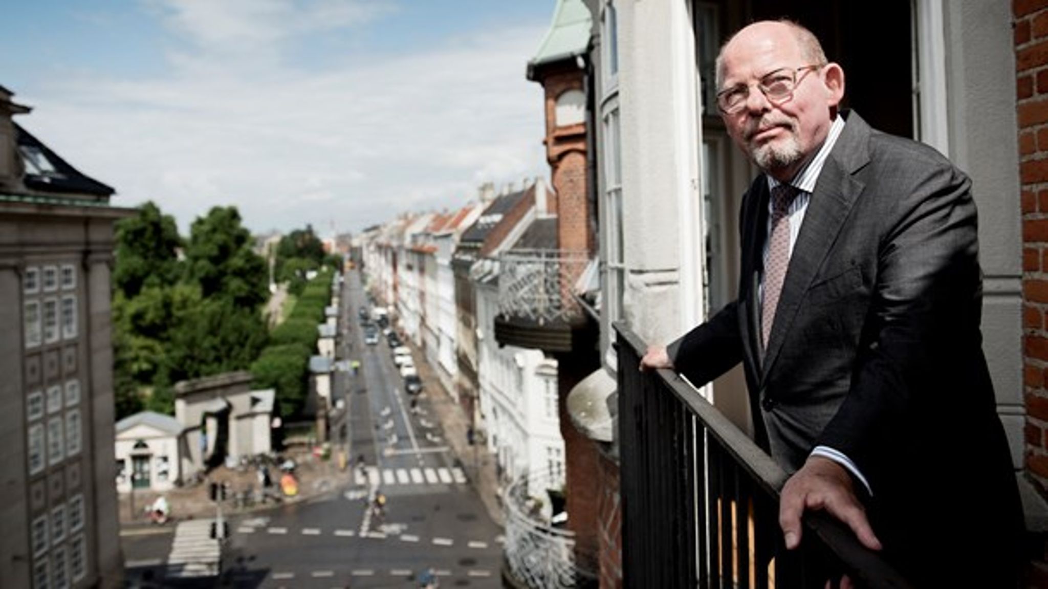 Morten Messerschmidt gendigter Europas politiske historie, mens et megadrama foregår på kontinentet, skriver Birger Riis-Jørgensen.