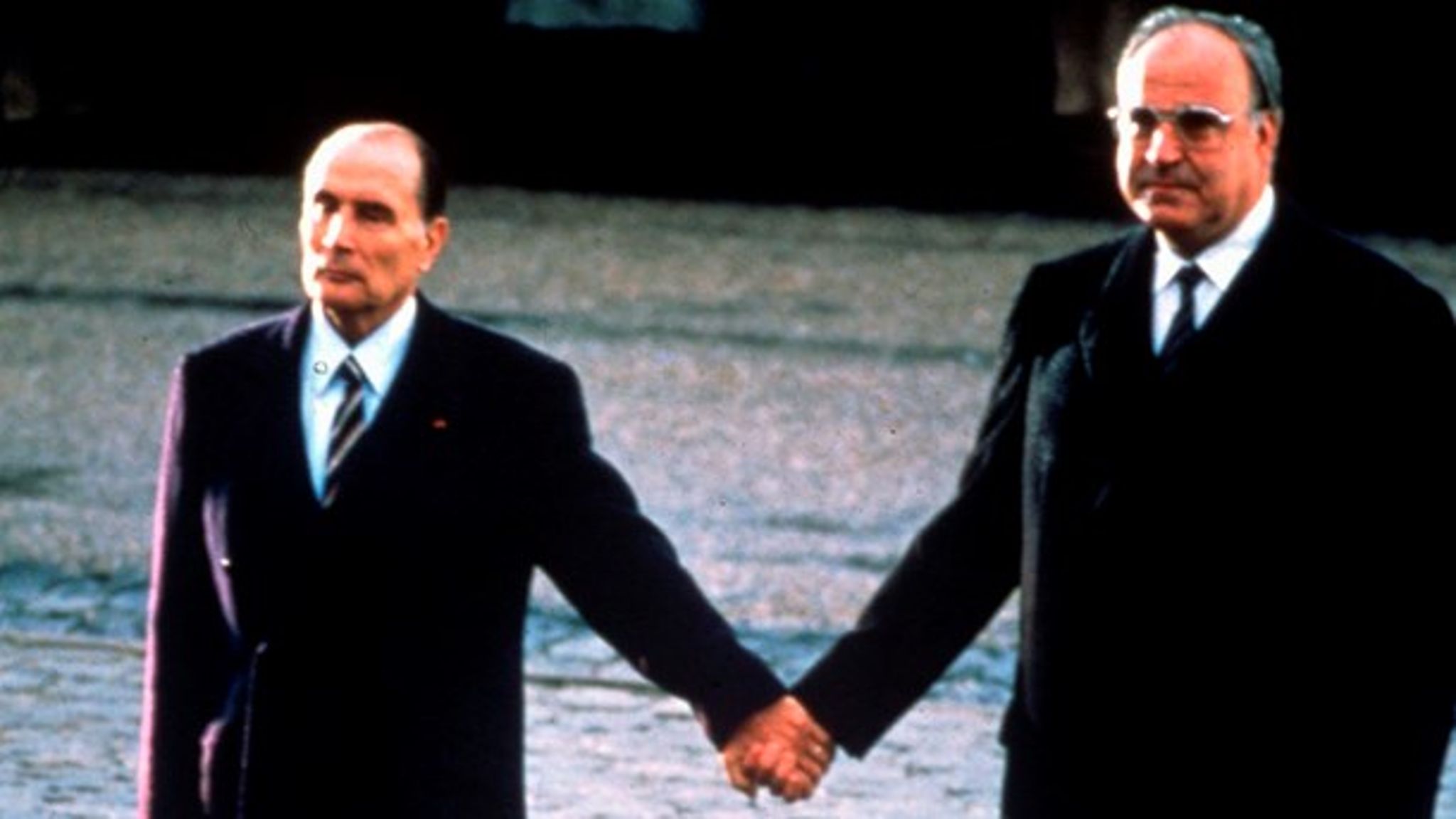 Da den franske præsident François Mitterrand og den tyske kansler Helmut Kohl markerede 70-året for Første Verdenskrigs udbrud, valgte Mitterrand at gribe Kohls hånd.
