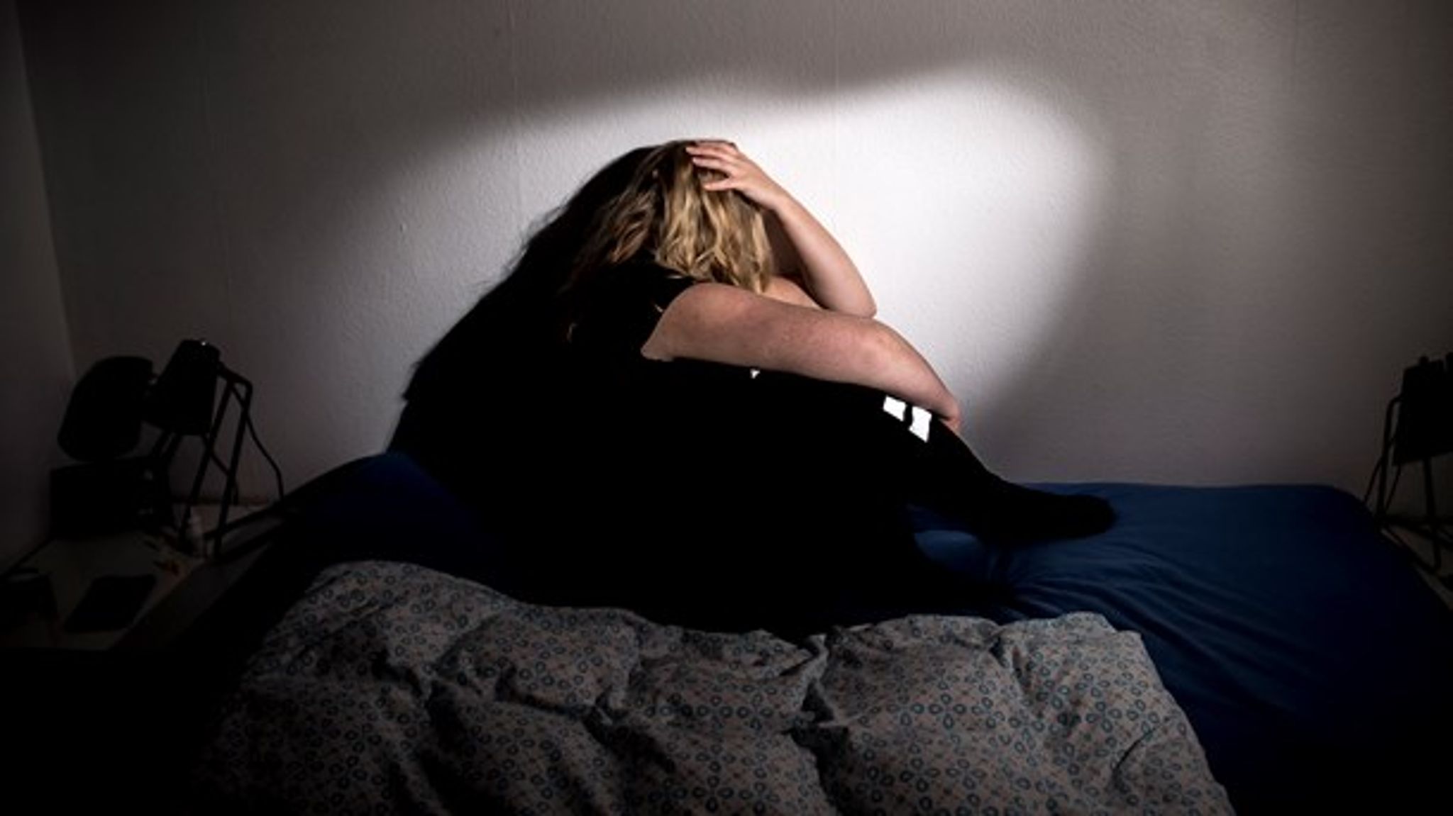 Ensomhed rammer bredt og hårdt under coronakrisen. Civilsamfundets fælleskaber skal derfor række ud og være hjælpepakken til ensomme, mener Lasse Bolander og Anders Ladekarl.