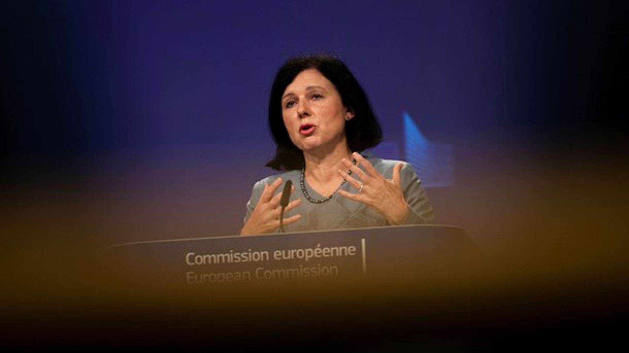 Både kineserne og russerne udnytter coronakrisen til at underminere borgernes tillid til de europæiske demokratier, lyder anklagen fra demokrati-kommissær Vera Jourova.