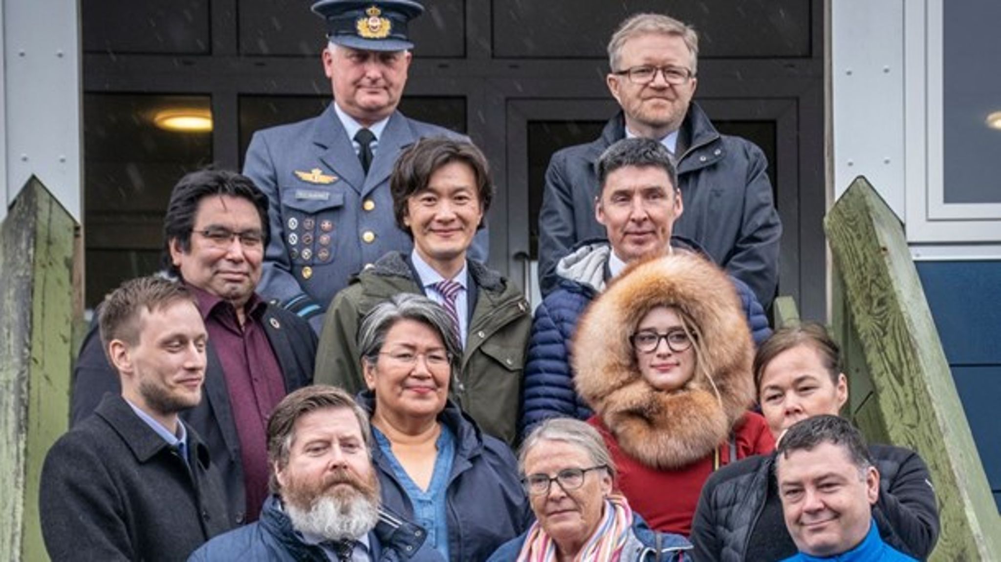 Der var repræsentanter for det officielle Grønland og Danmark ved åbning af konsulatet. Øv. rk.: Chef for Arktisk Kommando, generalmajor Kim Jesper Jørgensen, og chef i Departementet for udenrigsanliggender, Kenneth Høegh. Næstøverste rk.:&nbsp;Landsstyremedlem for Finanser, Vittus Qujaukitsoq, USA's konsul, Sung Choi, og landsstyremedlem for udenrigsanliggender Steen Lynge. Tredjeøverste række i midten: Udenrigsudvalgsformand Aleqa Hammond, folketingsmedlem Aki-Matilda Høegh-Dam og parlamentsformand Vivian Motzfeldt.&nbsp;