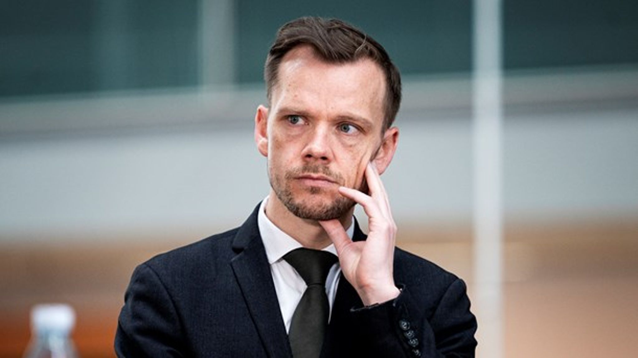 Beskæftigelsesminister Peter Hummelgaard (S) presses nu af Konservative, der ønsker, at forhandlingerne om en opkvalificeringsreform ender med to separate aftaler. 