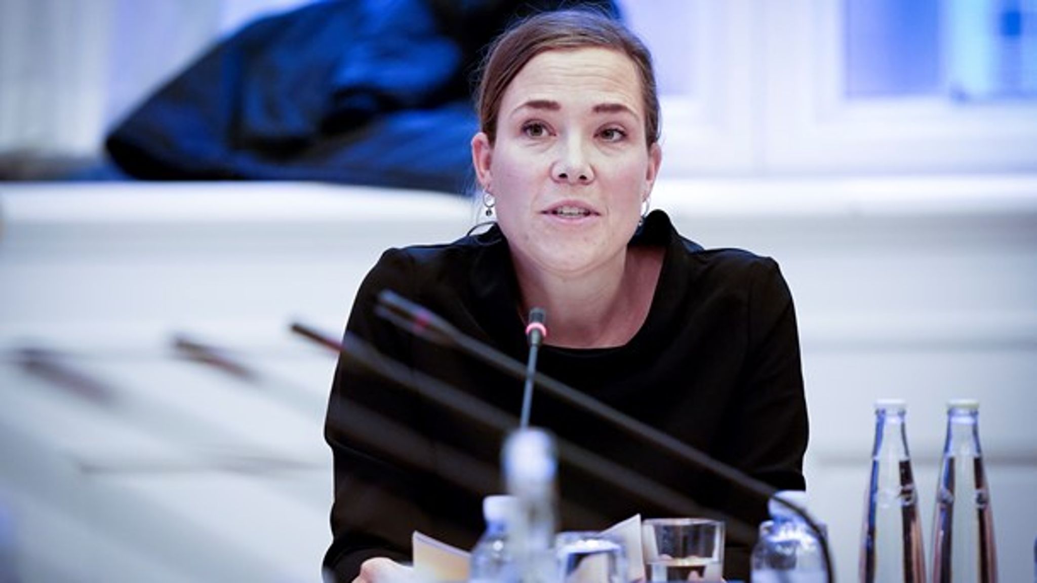 Det var på grund af økonomiske hensyn ikke muligt at sikre overvågning til personer over 23 år. Men grundlaget for beregningerne er uklart, skriver Emil Søberg Falster. 