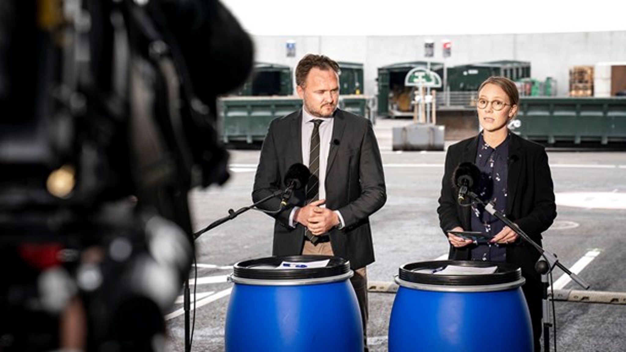 Klimaminister Dan Jørgensen og miljøminister Lea Wermelin da de fremlagde regeringens bud til en affaldsreform tilbage i maj. Den endelige aftale har sendt en presbold mod kommunerne og KL.