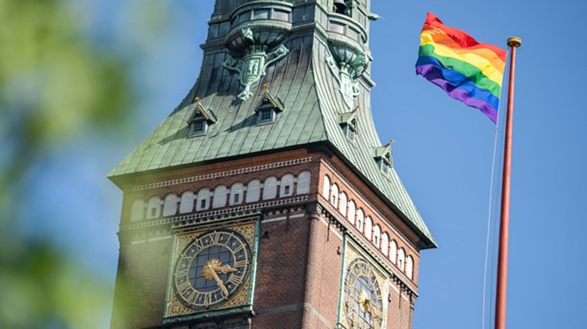 Når vi hvert år til Priden ifører os glimmer og fjerboaer, så husk på, at det, vi mindes og fejrer, er en gruppe modige mennesker, der siger fra og krævet at blive behandlet med respekt, skriver&nbsp; Theis L. Smedegaard.
