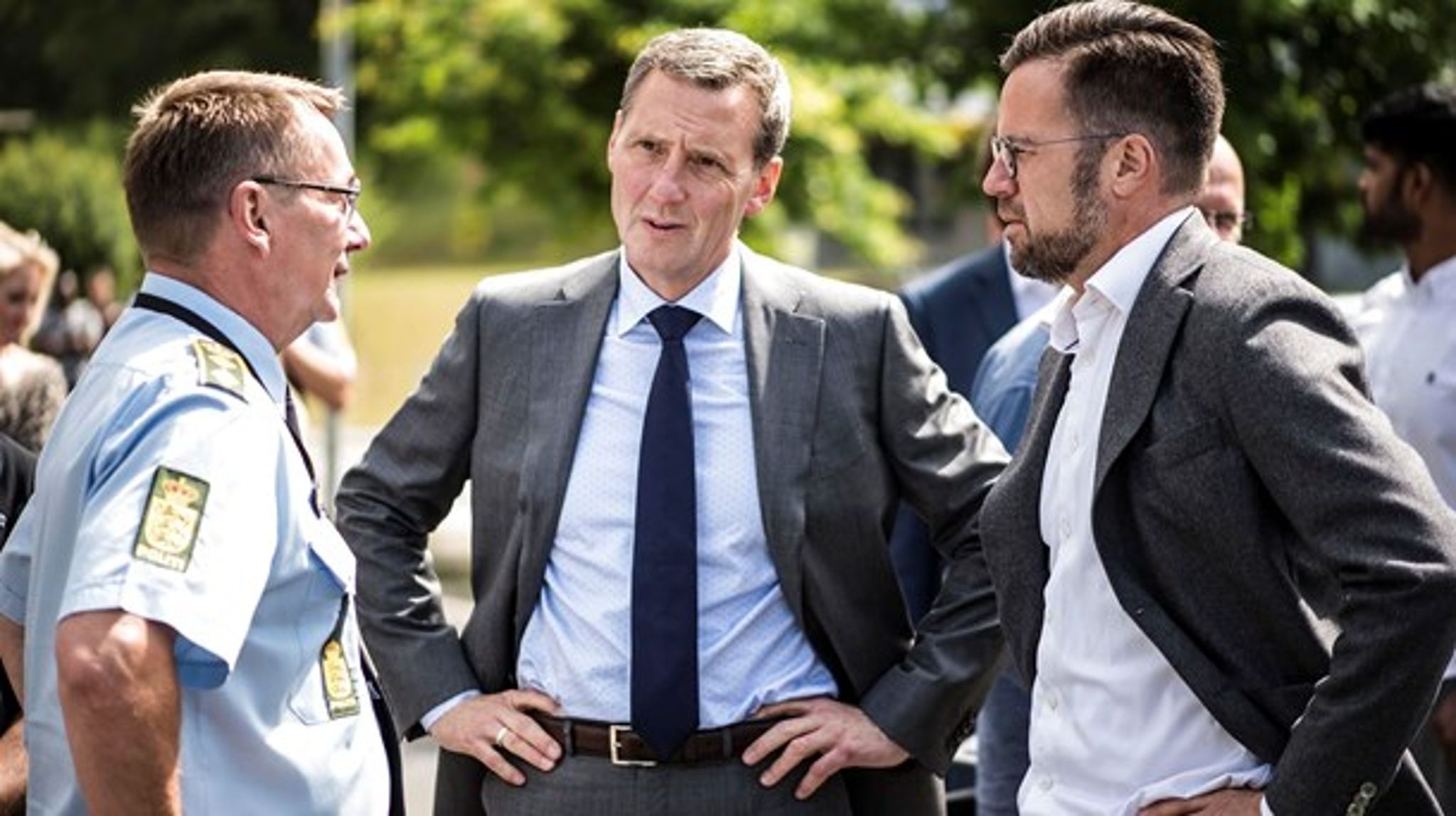 Justitsminister Nick Hækkerup (S) præsenterer i dag klokken 13 regeringens udspil til en ny flerårsaftale for politiet og anklagemyndigheden. Her er han med Odense-borgmester Peter Rahbæk Juel (S) og politidirektøren i Fyns Politi i Vollsmose i juli. (Arkiv)<br>