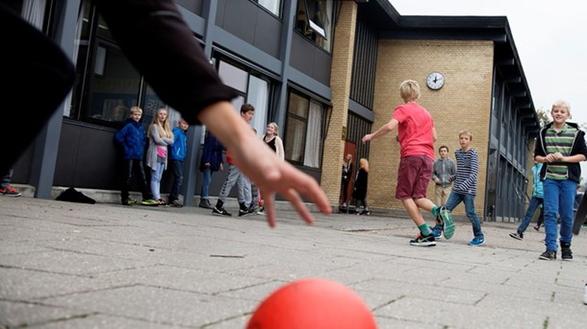 Alle forældre vil have en skole, hvor de har indflydelse, og den oplevelse leverer de frie skoler, mens det kniber med friheden og inddragelsen af forældrene i folkeskolen, skriver Uffe Rostrup.