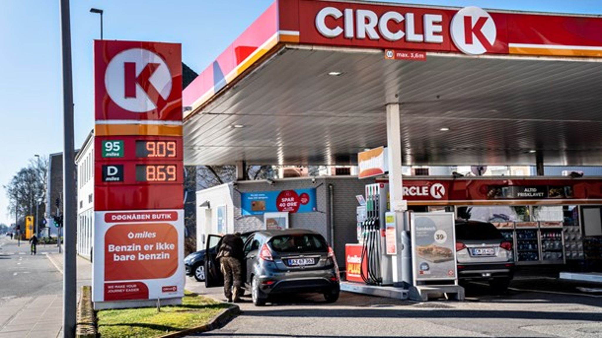 Circle K bidrager til den grønne omstilling ved at opstille hurtigladestandere til elbiler, skriver Peter Rasmussen, direktør for brændstof og energi. 