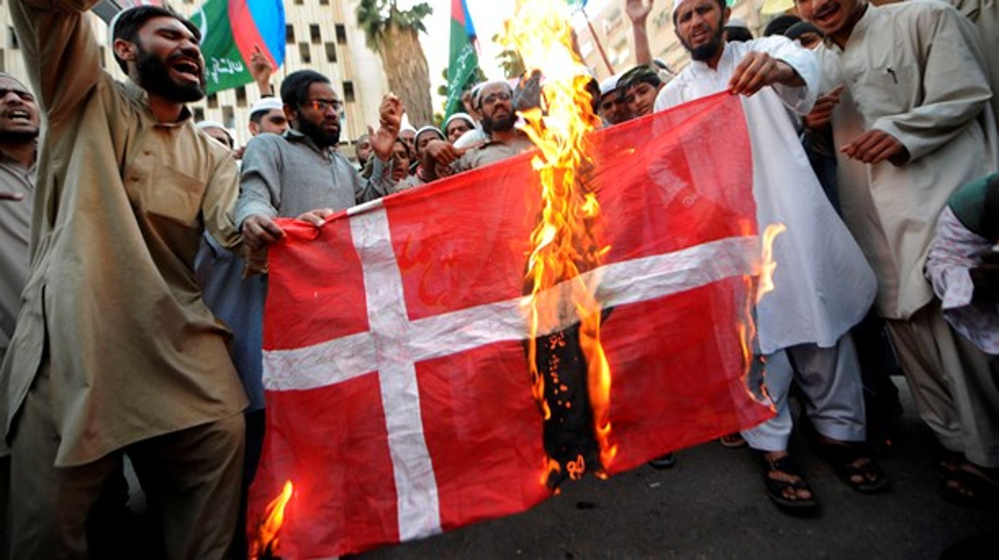 Tyngdepunktet i 'Skilleveje'&nbsp;er nyere tid, hvor Carsten Staur følger tråden fra dannelsen af FN og medlemskabet af NATO over EF, videre til østudvidelsen, Maastricht-aftalen og til sidst Irak-krigen, Muhammedkrisen i 2005 og COP15 i 2009.