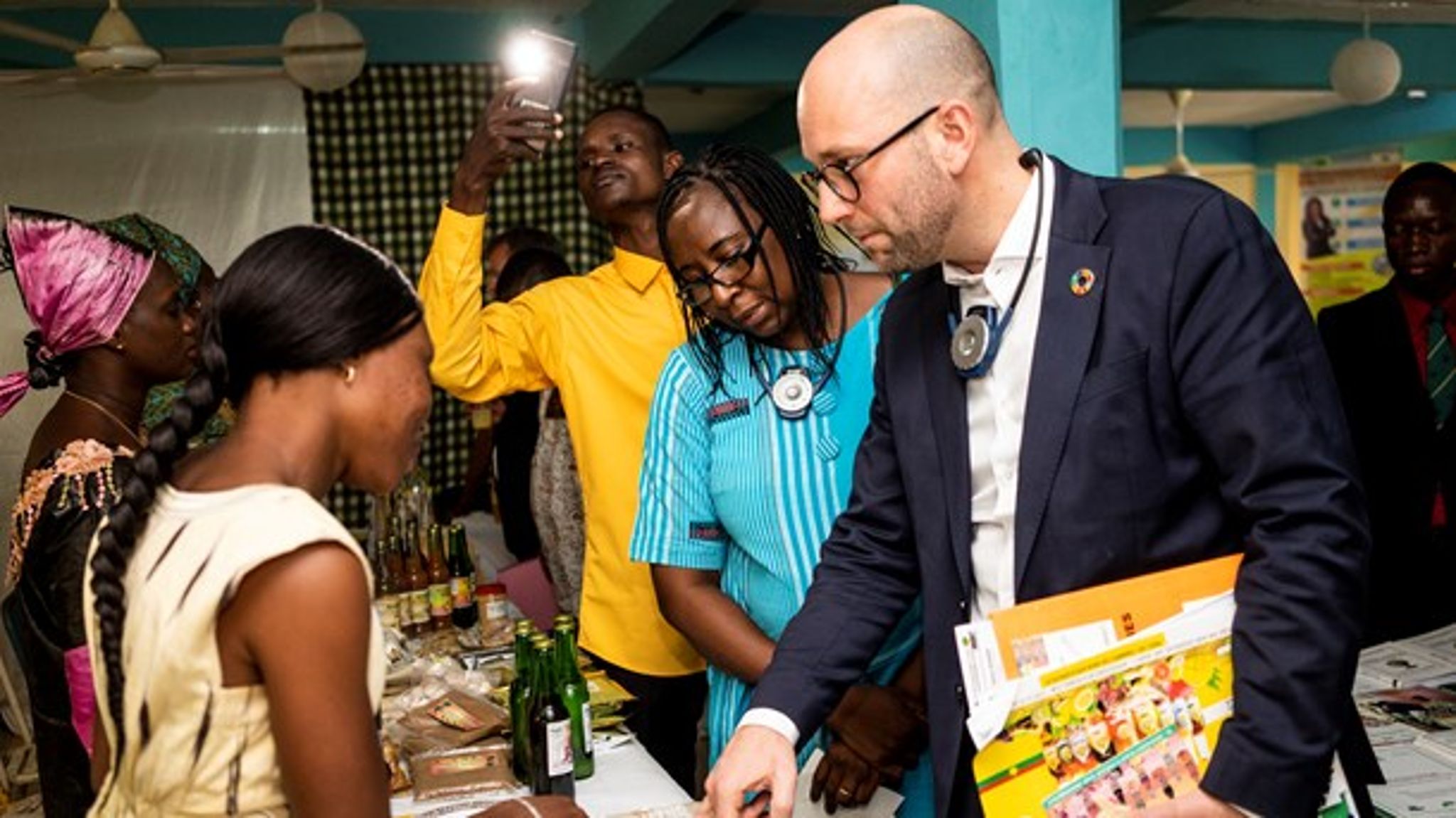 Medforfatter og udviklingsminister Rasmus Prehn (S) under et besøg på en teknisk skole i Burkina Faso i januar.&nbsp;