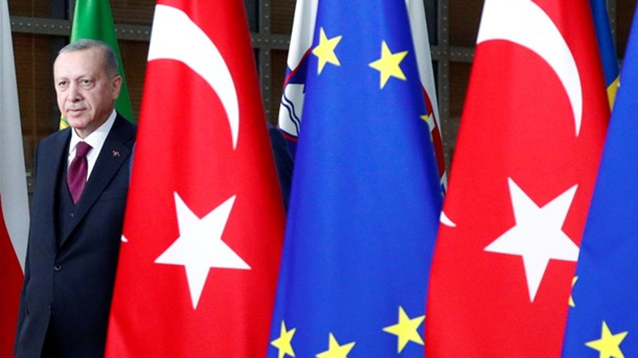 Recep Tayyip Erdogan og Tyrkiet var så sent som denne sommer tæt på at komme i konflikt med Grækenland. Kun et indgreb fra tyske Angela Merkel forhindrede krig, skriver Robert Ellis.