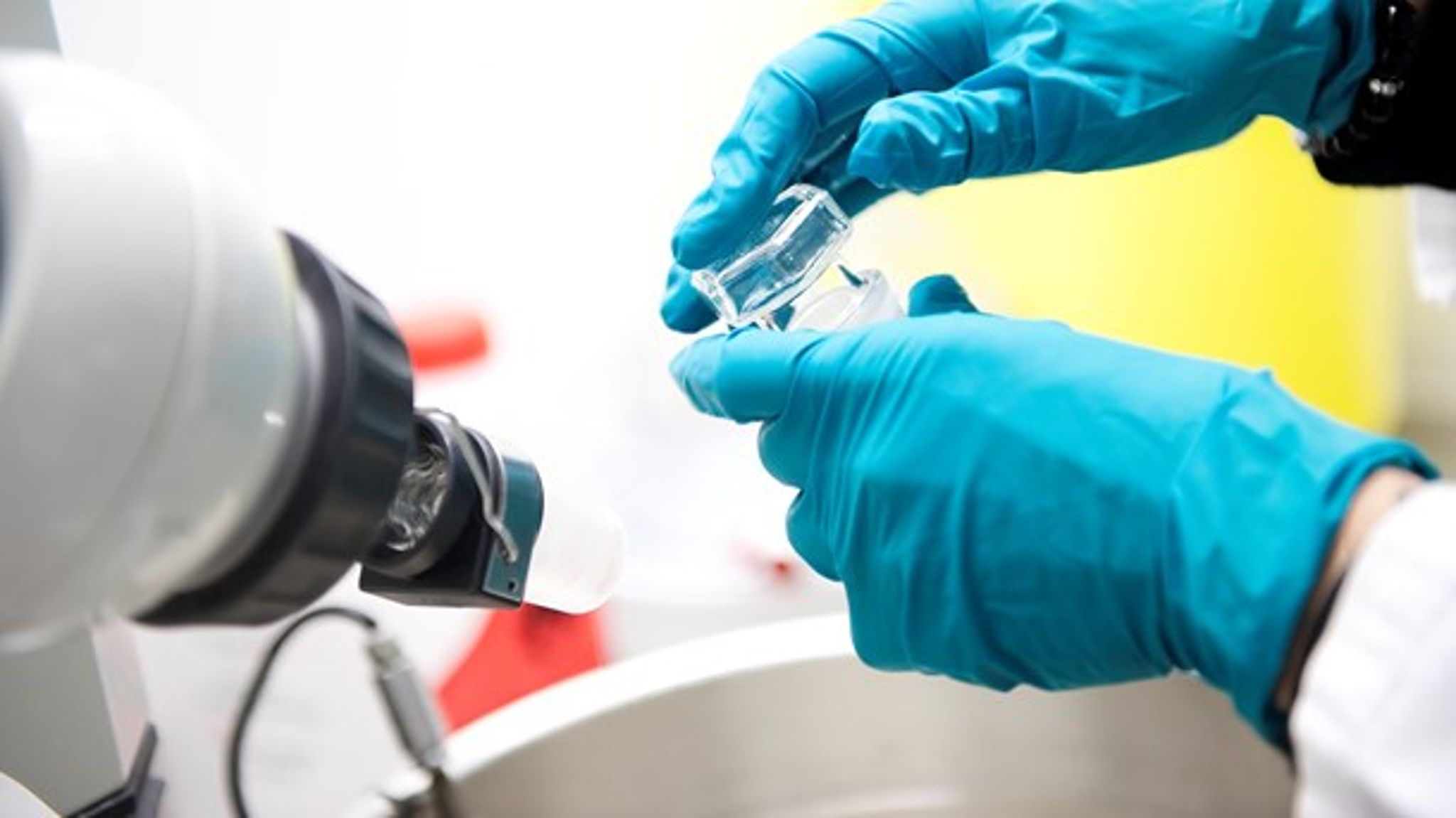 Dansk life science er ved at miste momentum. Derfor er det glædeligt, at regeringen vil kigge på rammevilkårene og lave en vækstplan, skriver&nbsp;Christian Bo Petersen og Peter Huntley.<b></b>