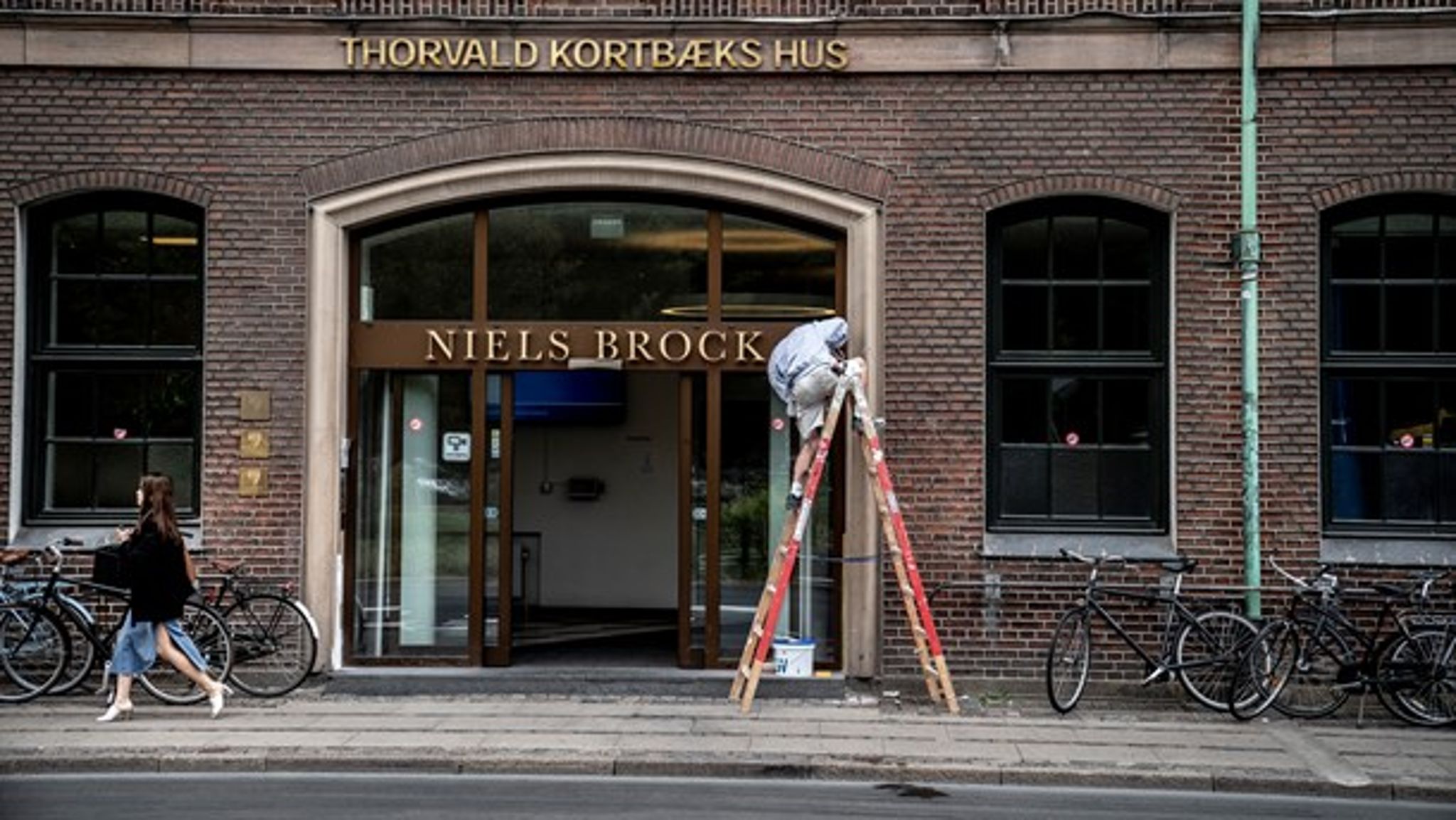 Støttepartierne vil have ministeren til at forholde sig til Niels Brock-ledelsen.