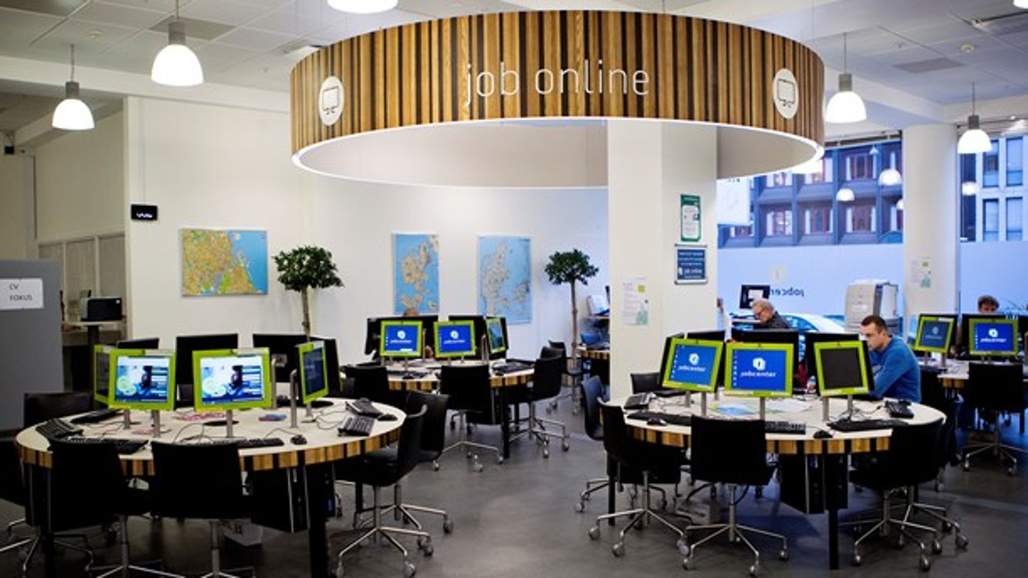 Cirka 40.000 nyuddannede fra de videregående uddannelser står overfor at skulle finde fodfæste på et arbejdsmarked i krise, skriver debattører.&nbsp;