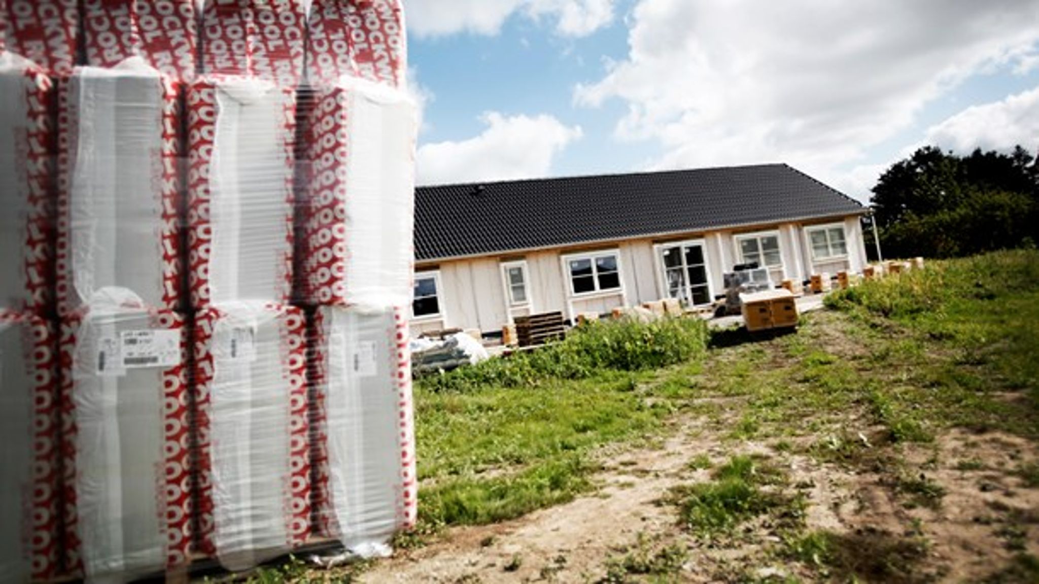 Samfundet kan vinde op mod 6 milliarder kroner årligt fra 2030 som følge af energibesparelser, fordi de blandt andet vil mindske omkostninger i elforsyningen, skriver Frank Ove Larsen.