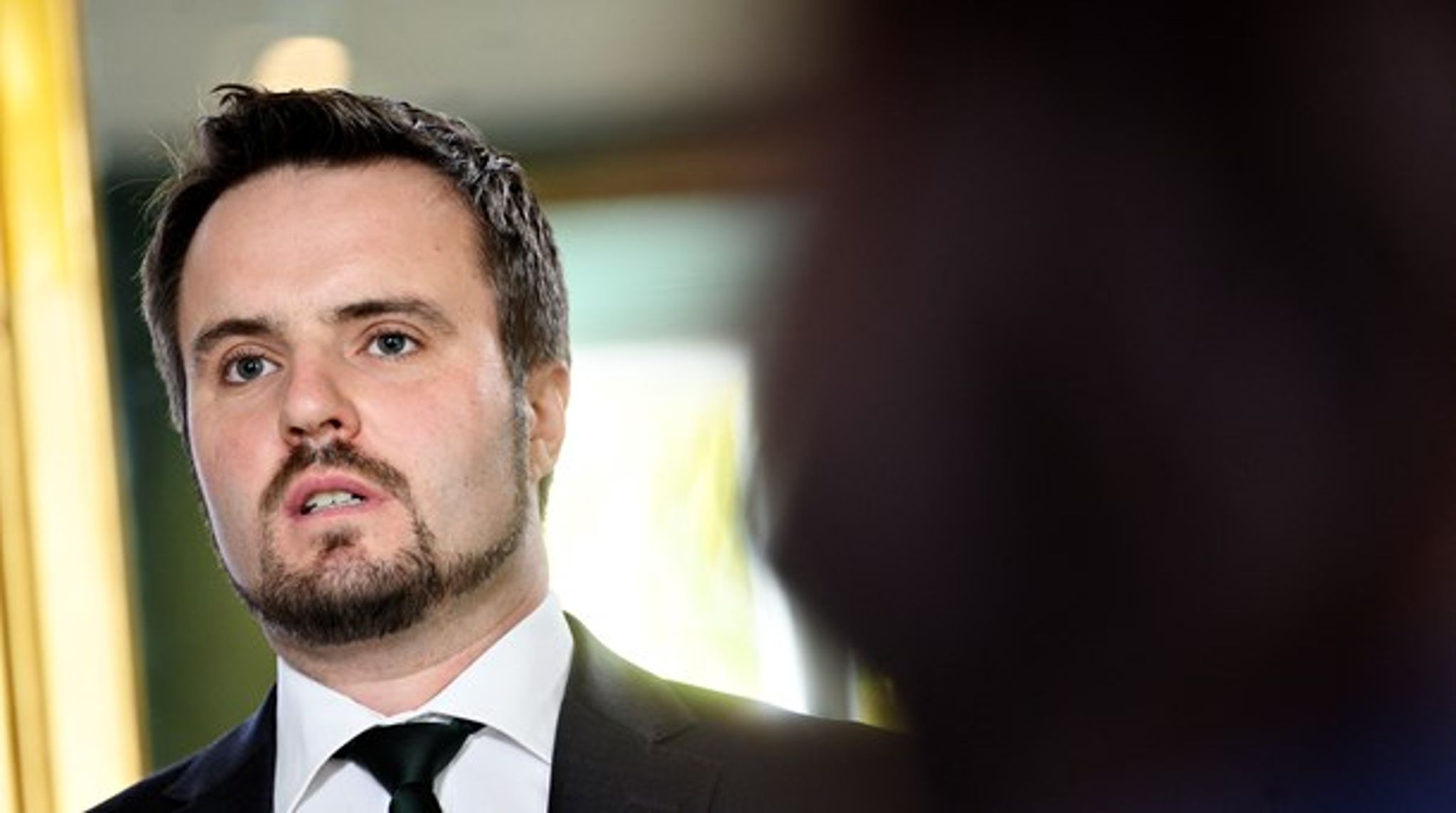 Erhvervsminister Simon Kollerup (S) landede fredag en hjælpepakker til erhvervslivet i de kommuner, der er udsat for udvidede coronarestriktioner.&nbsp;