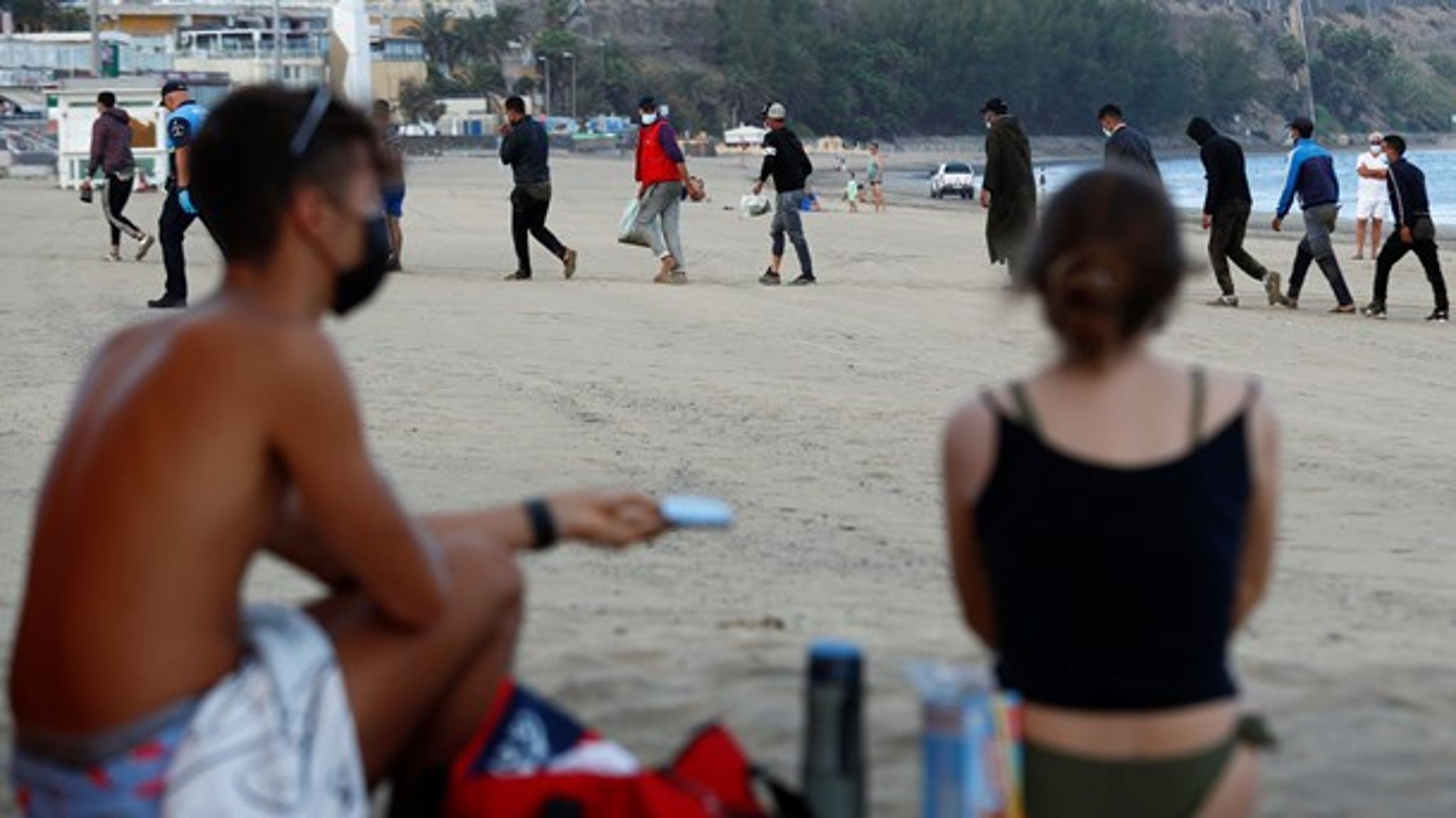 Migranter går i land på den spanske ferieø Gran Canaria. I oktober ankom der ti gange så mange som normalt til øen, skriver Mads Fuglede (V) og Søren Gade (V).&nbsp;