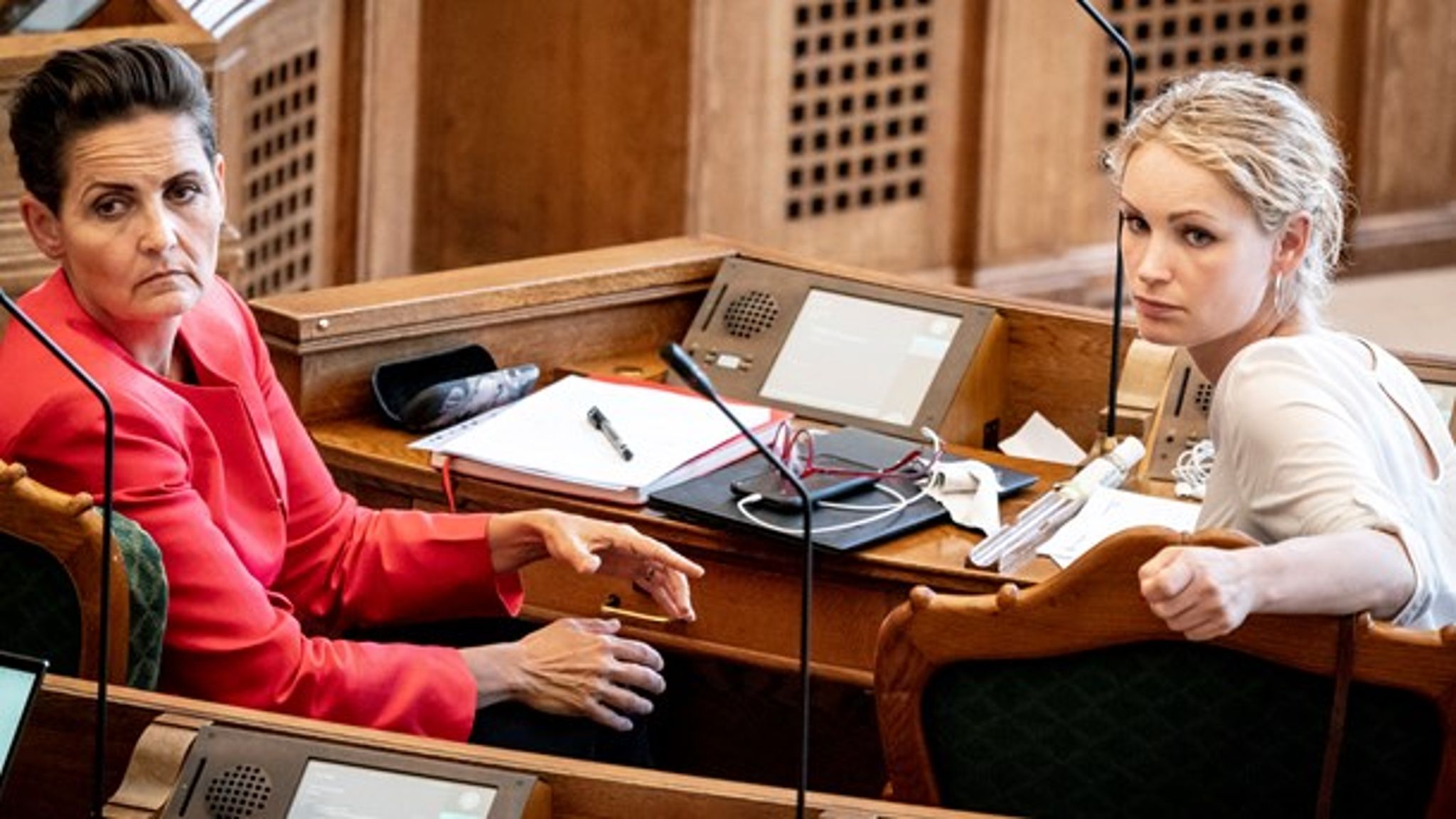 "for regeringens tre støttepartier er finansloven en slags pant, der er godt at holde fast på, indtil nogle af de grønne forhandlinger er afsluttet," siger Altingets politiske kommentator, Erik Holstein.